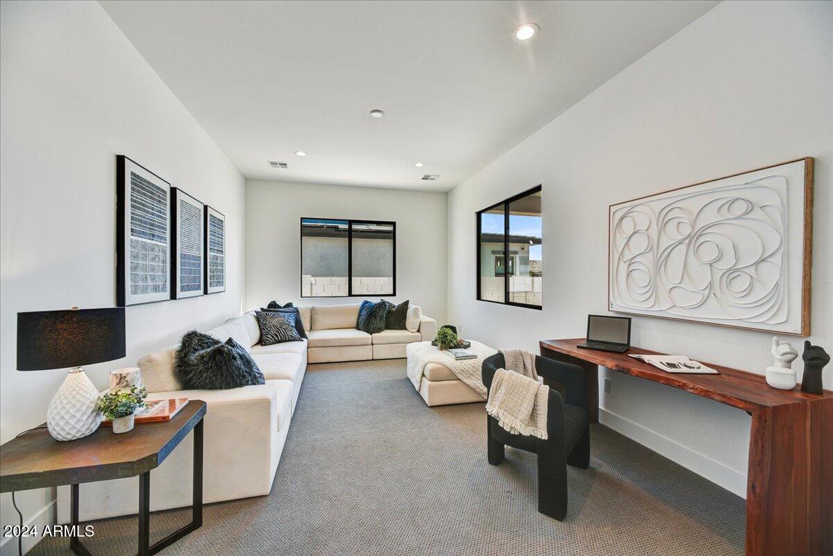3323 W DESERT DAWN Drive