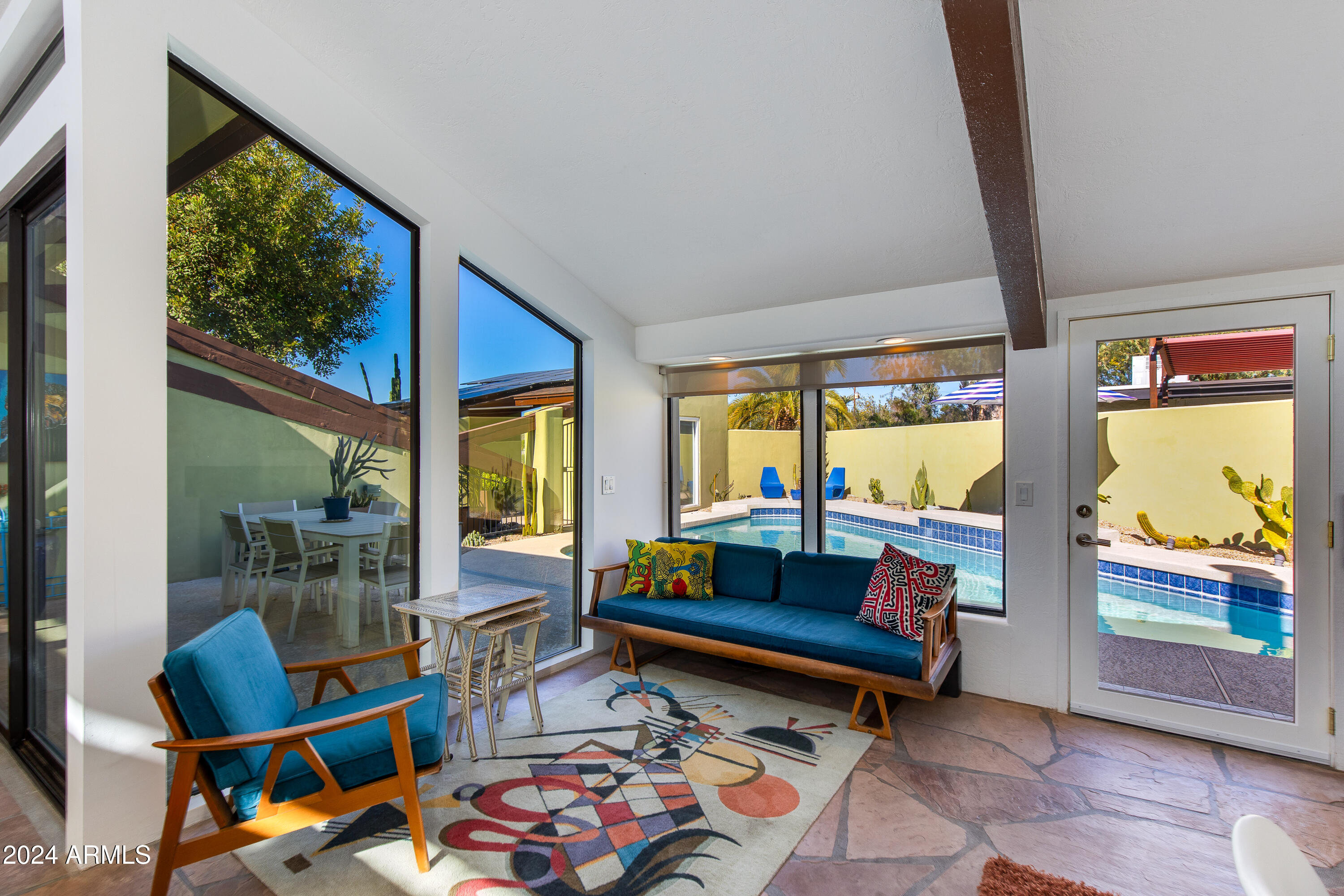 3219 E MINNEZONA Circle