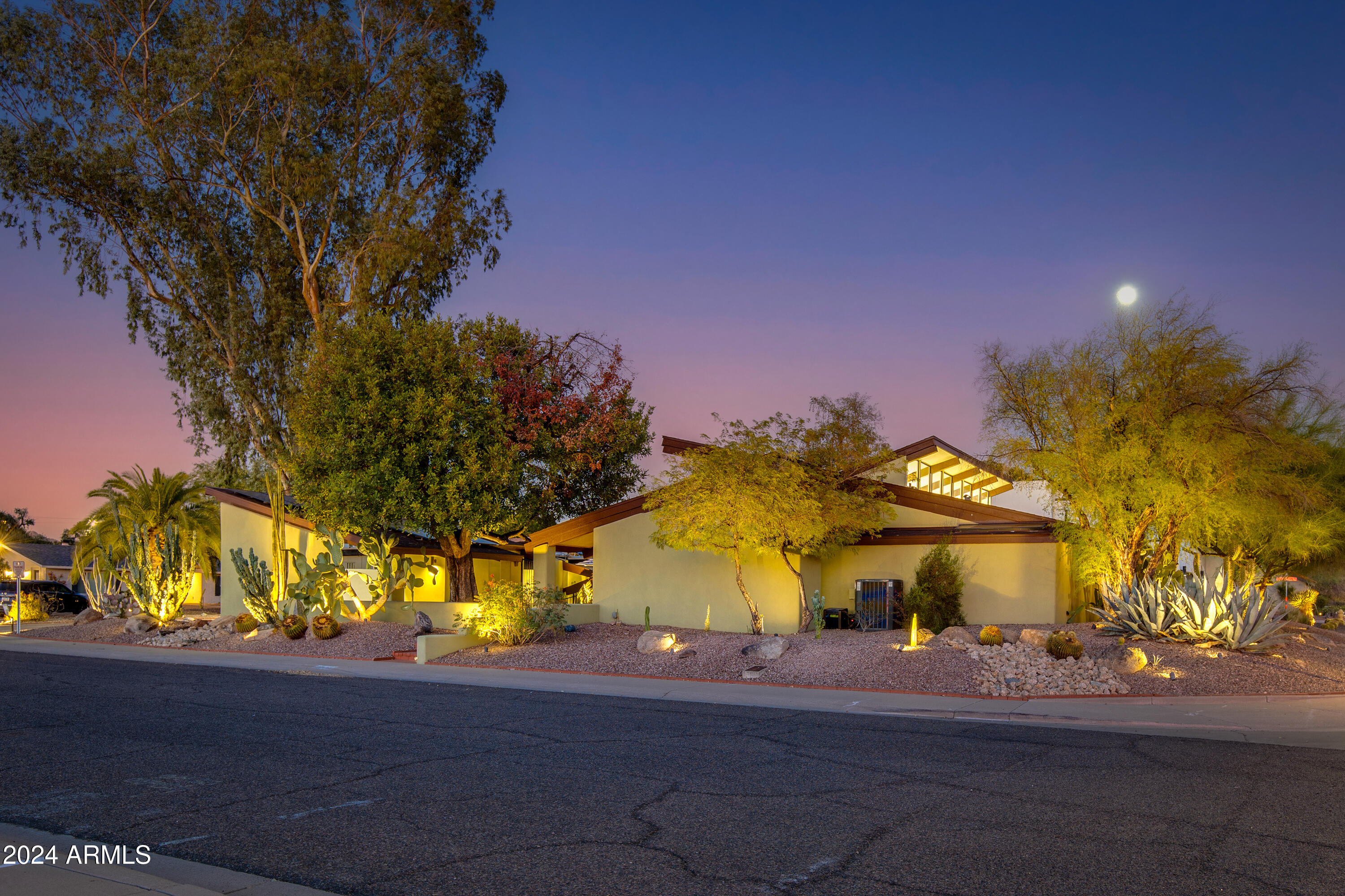 3219 E MINNEZONA Circle