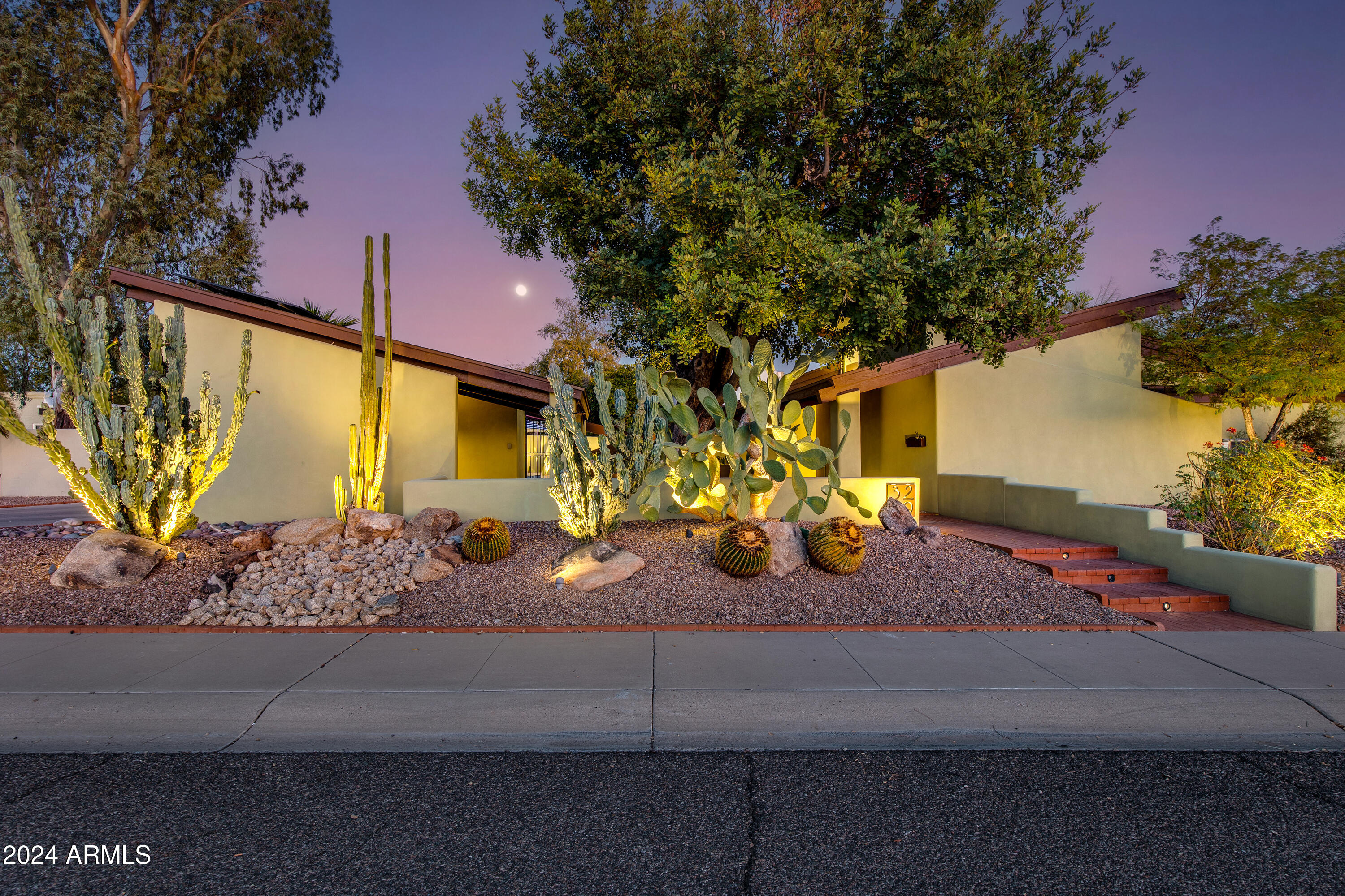 3219 E MINNEZONA Circle