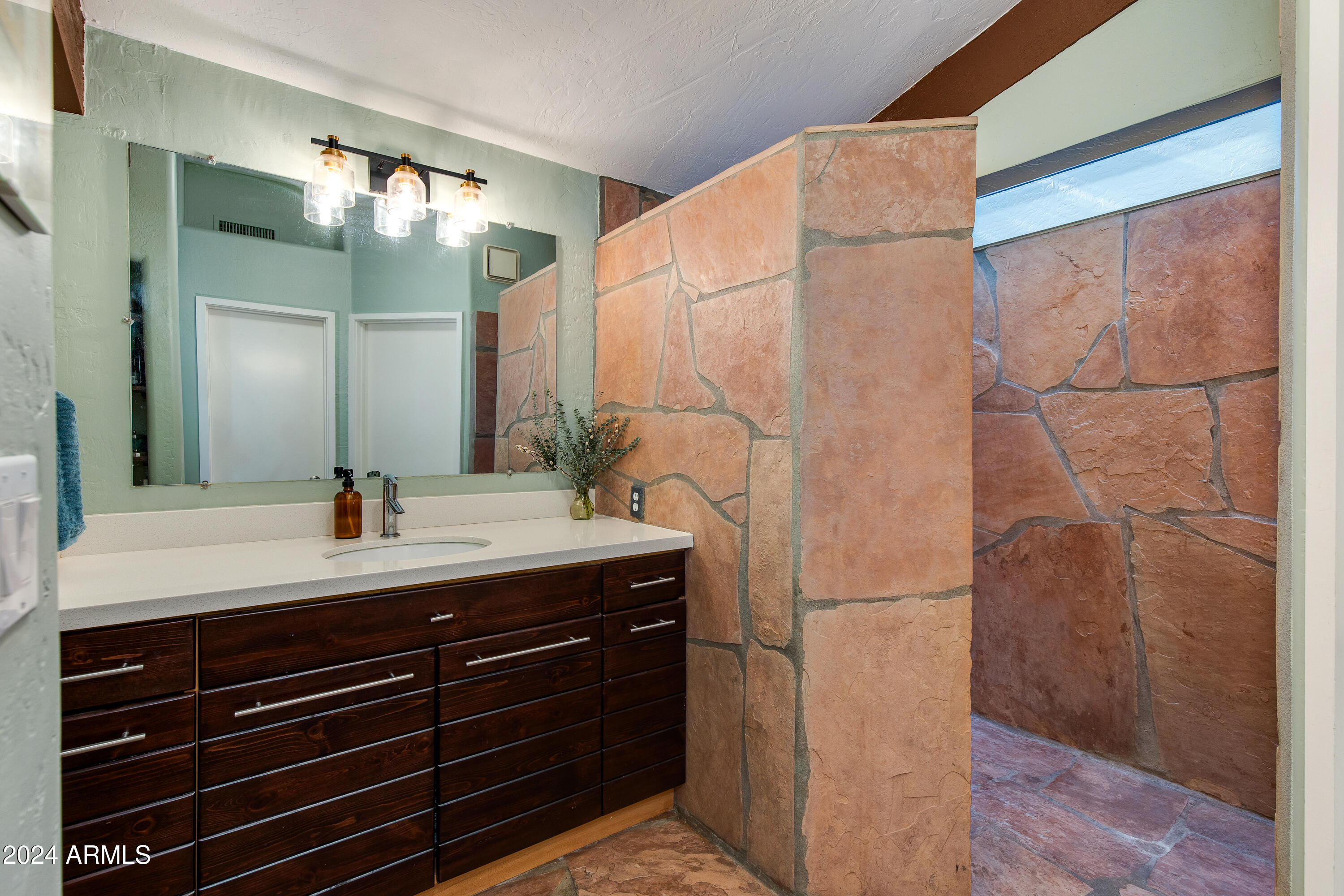 3219 E MINNEZONA Circle