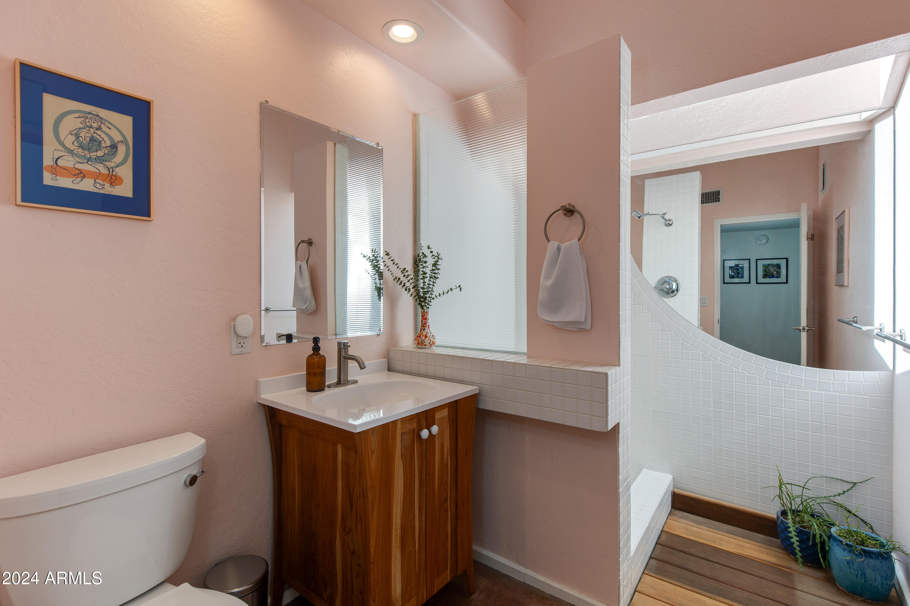 3219 E MINNEZONA Circle