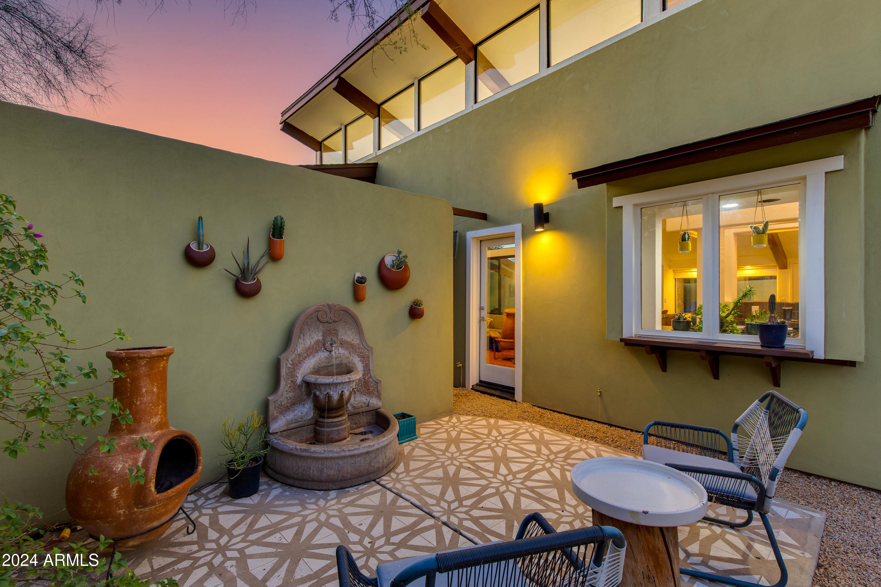 3219 E MINNEZONA Circle