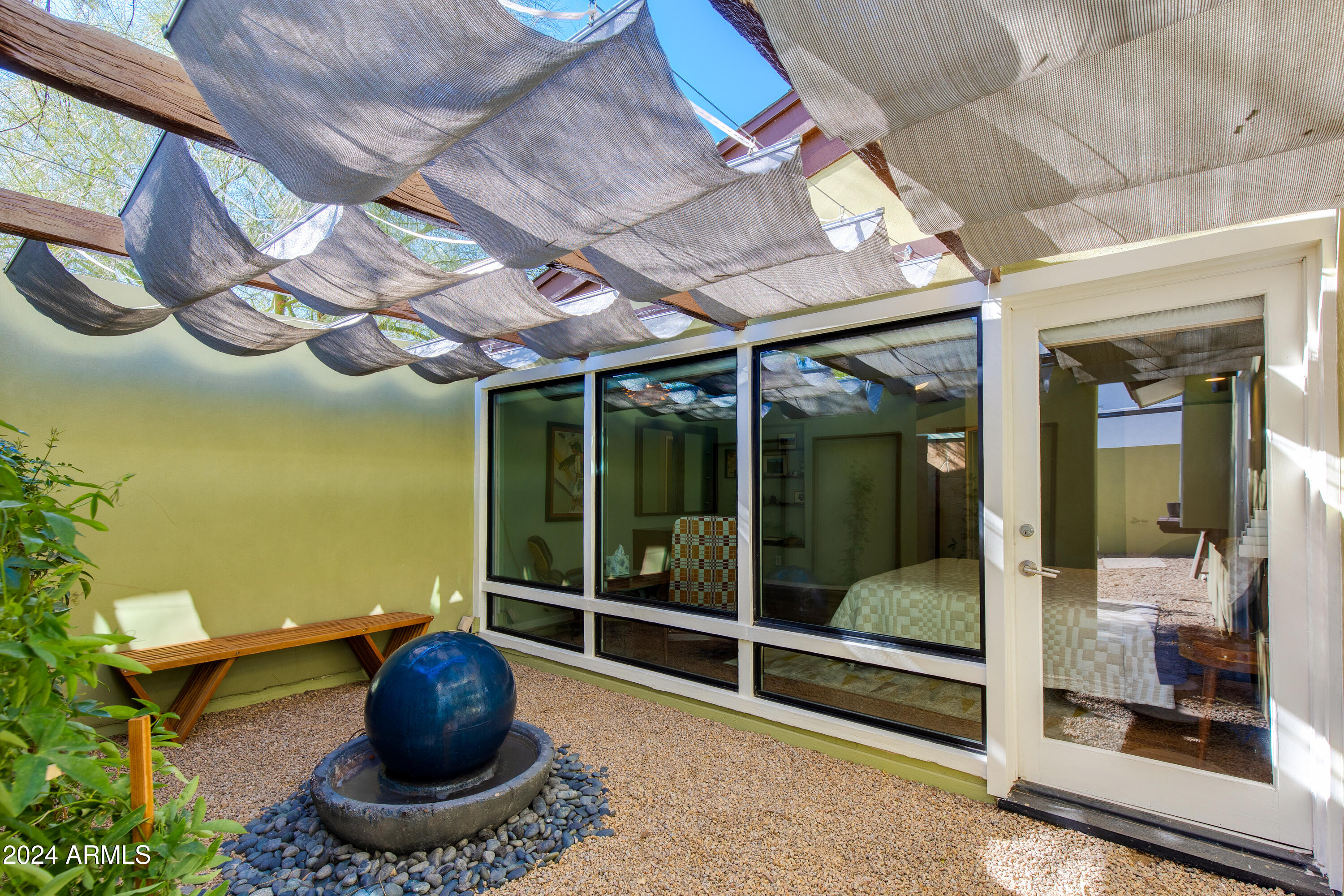 3219 E MINNEZONA Circle