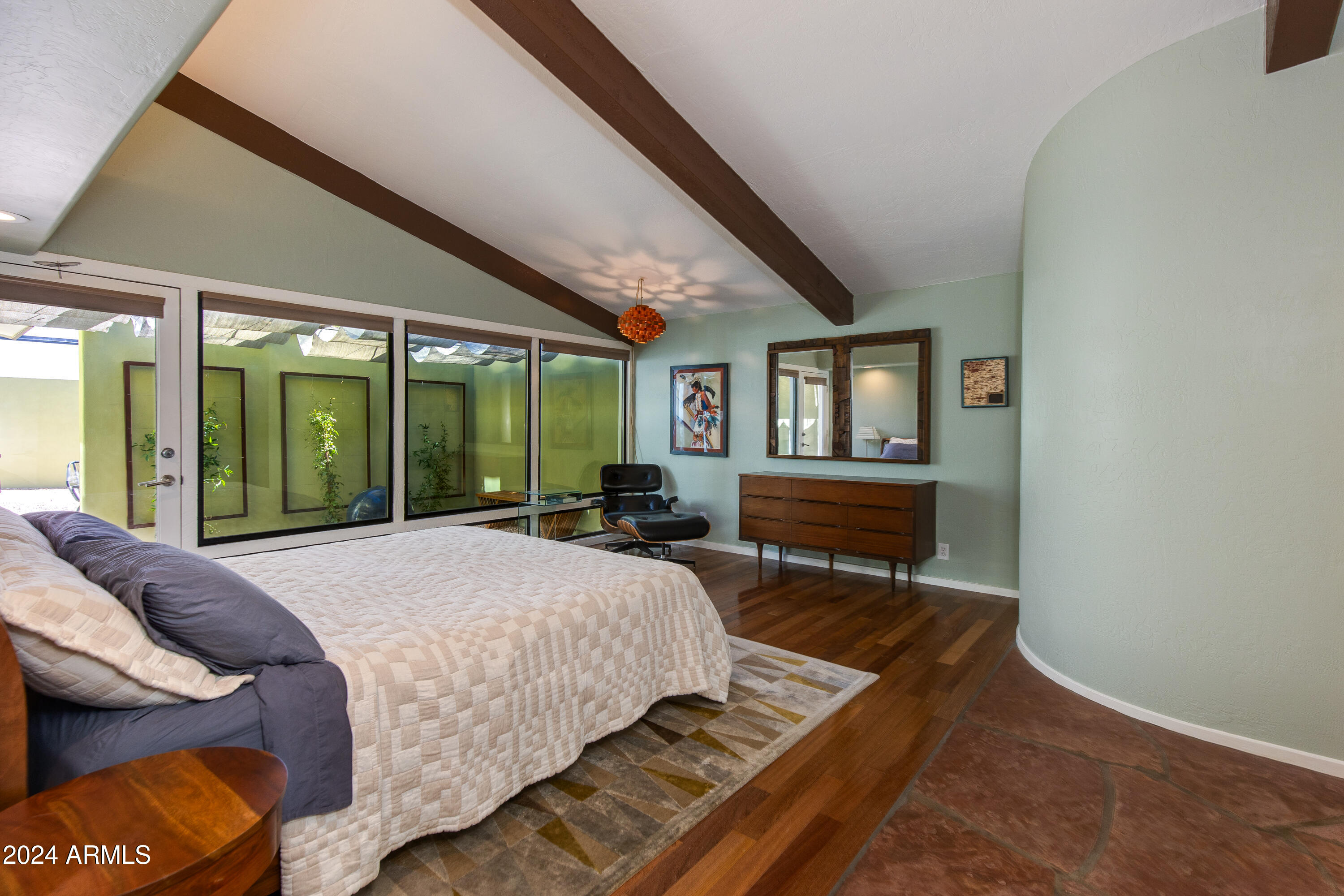 3219 E MINNEZONA Circle