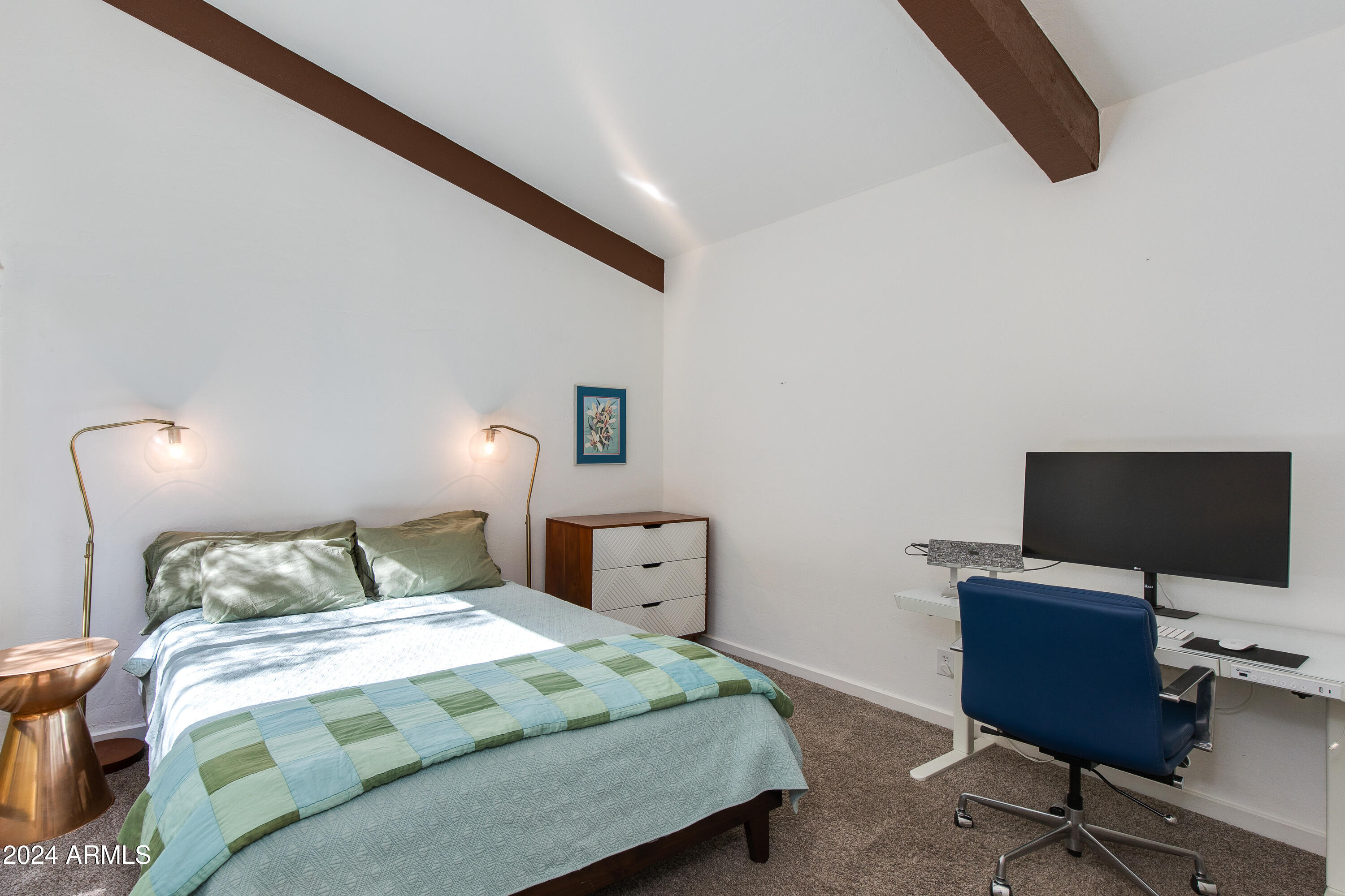 3219 E MINNEZONA Circle