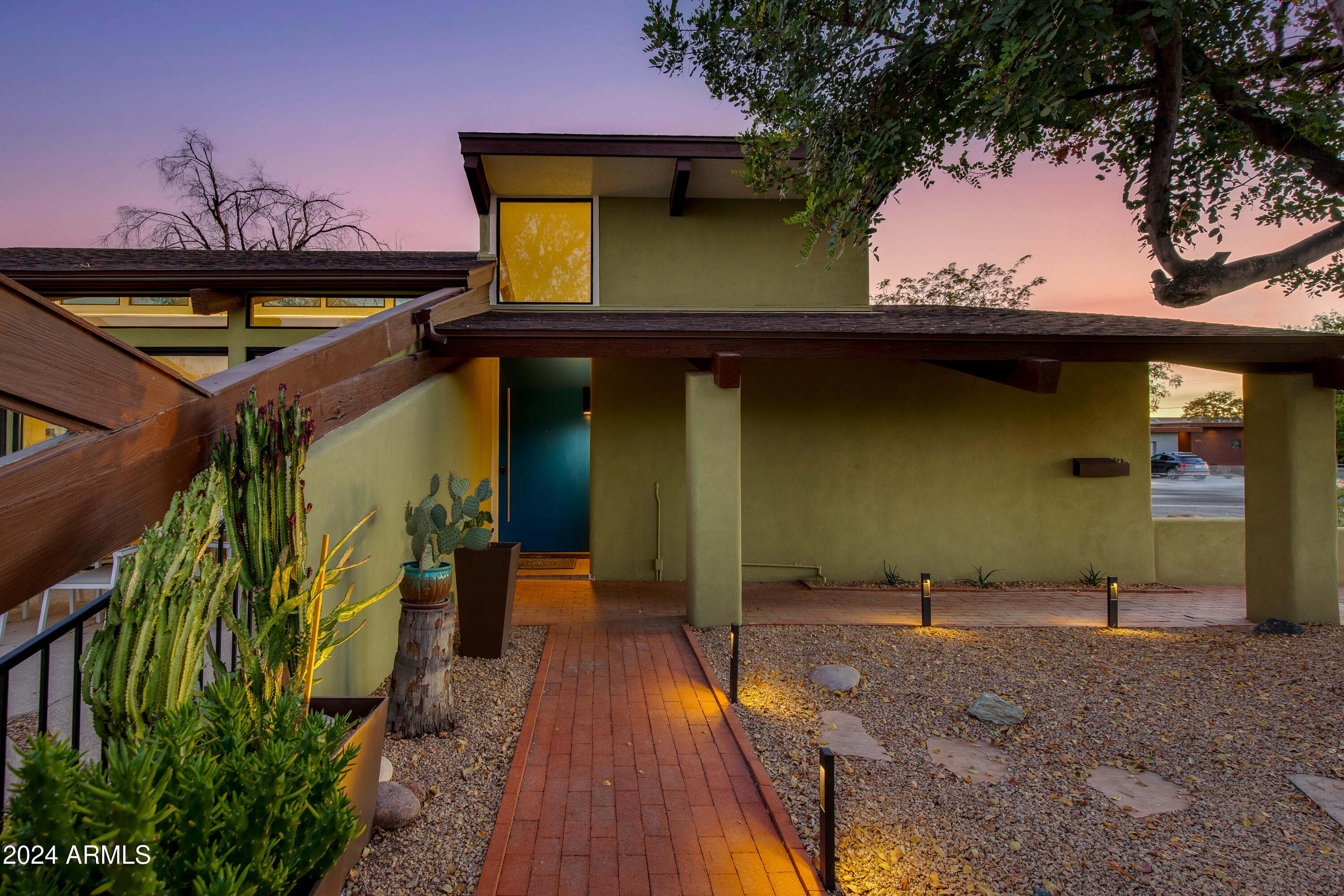 3219 E MINNEZONA Circle