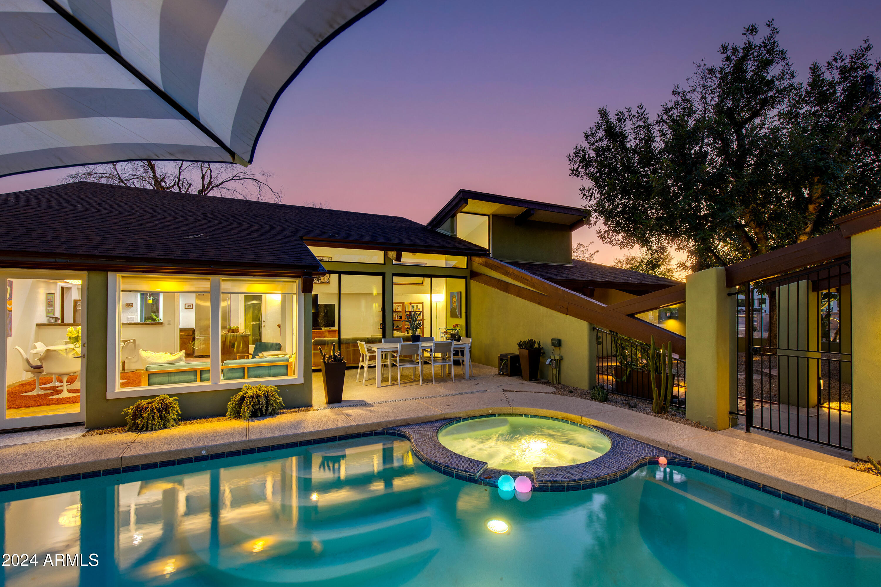 3219 E MINNEZONA Circle