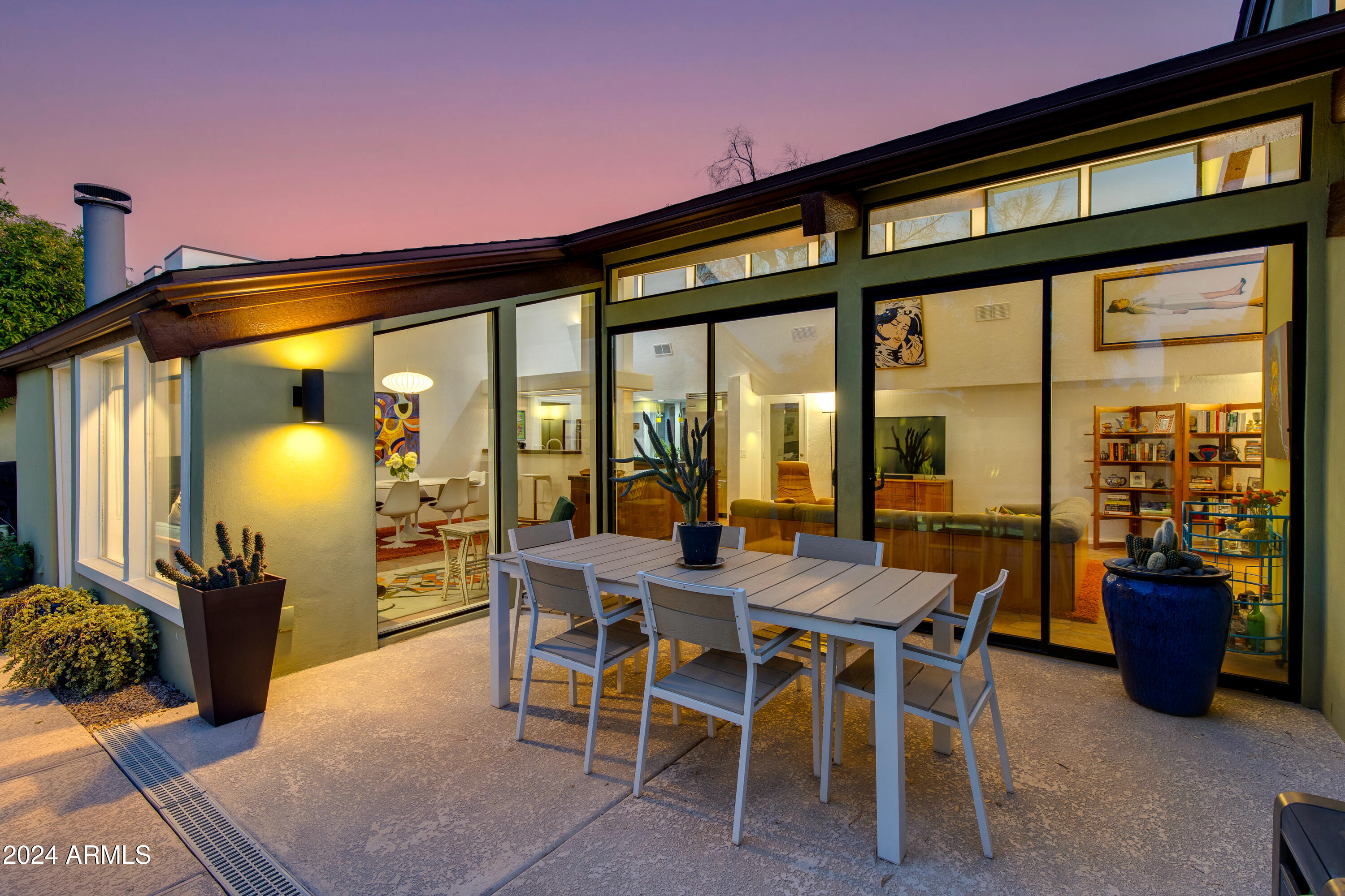 3219 E MINNEZONA Circle