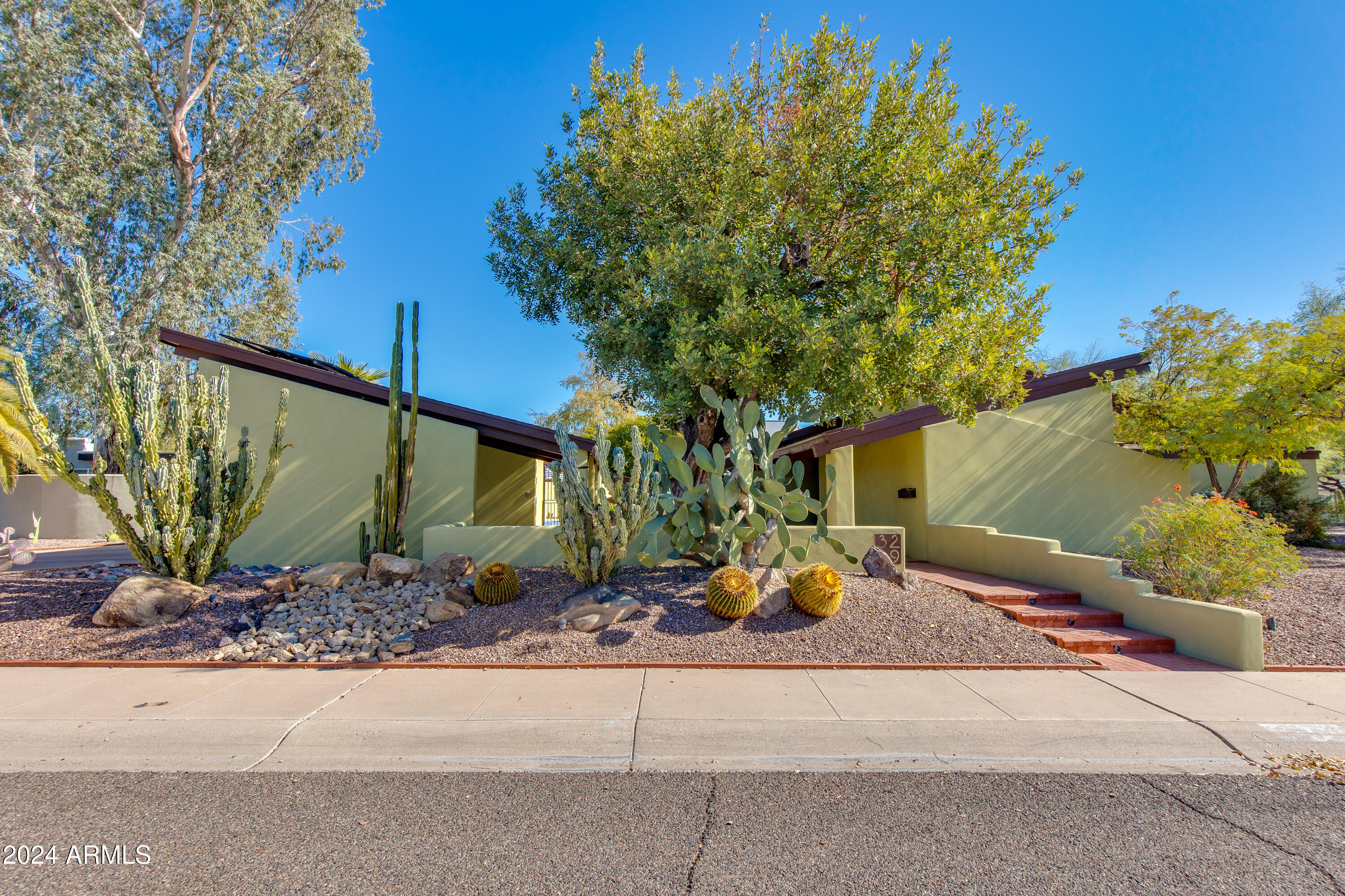 3219 E MINNEZONA Circle