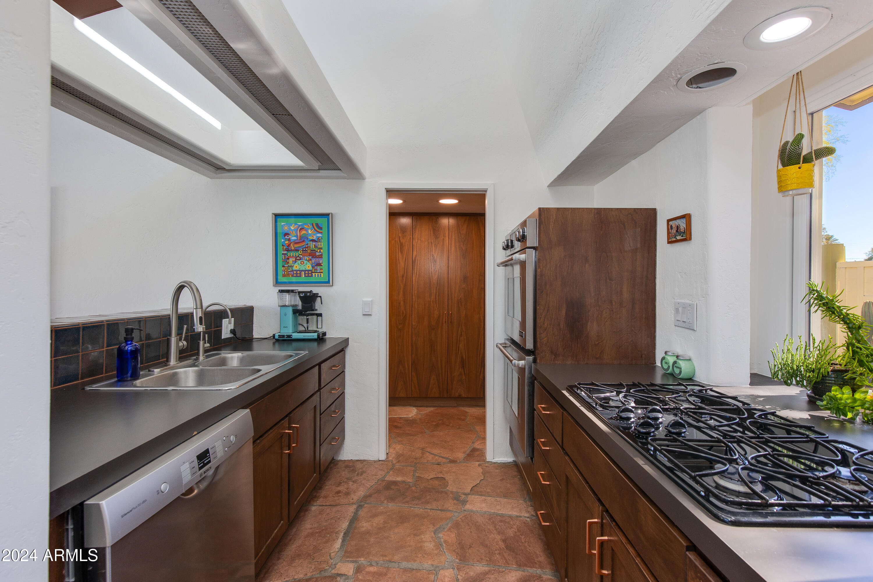 3219 E MINNEZONA Circle