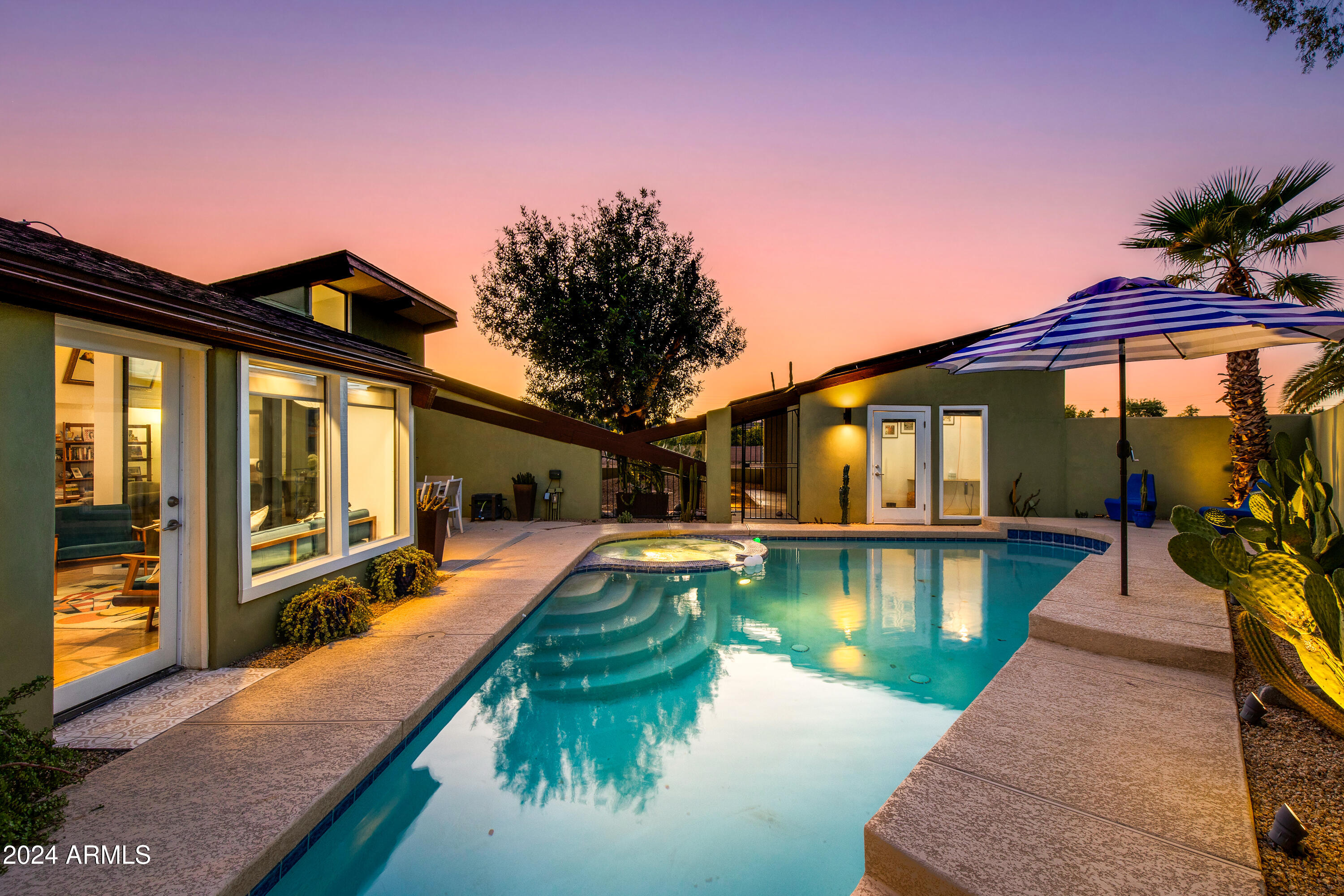 3219 E MINNEZONA Circle