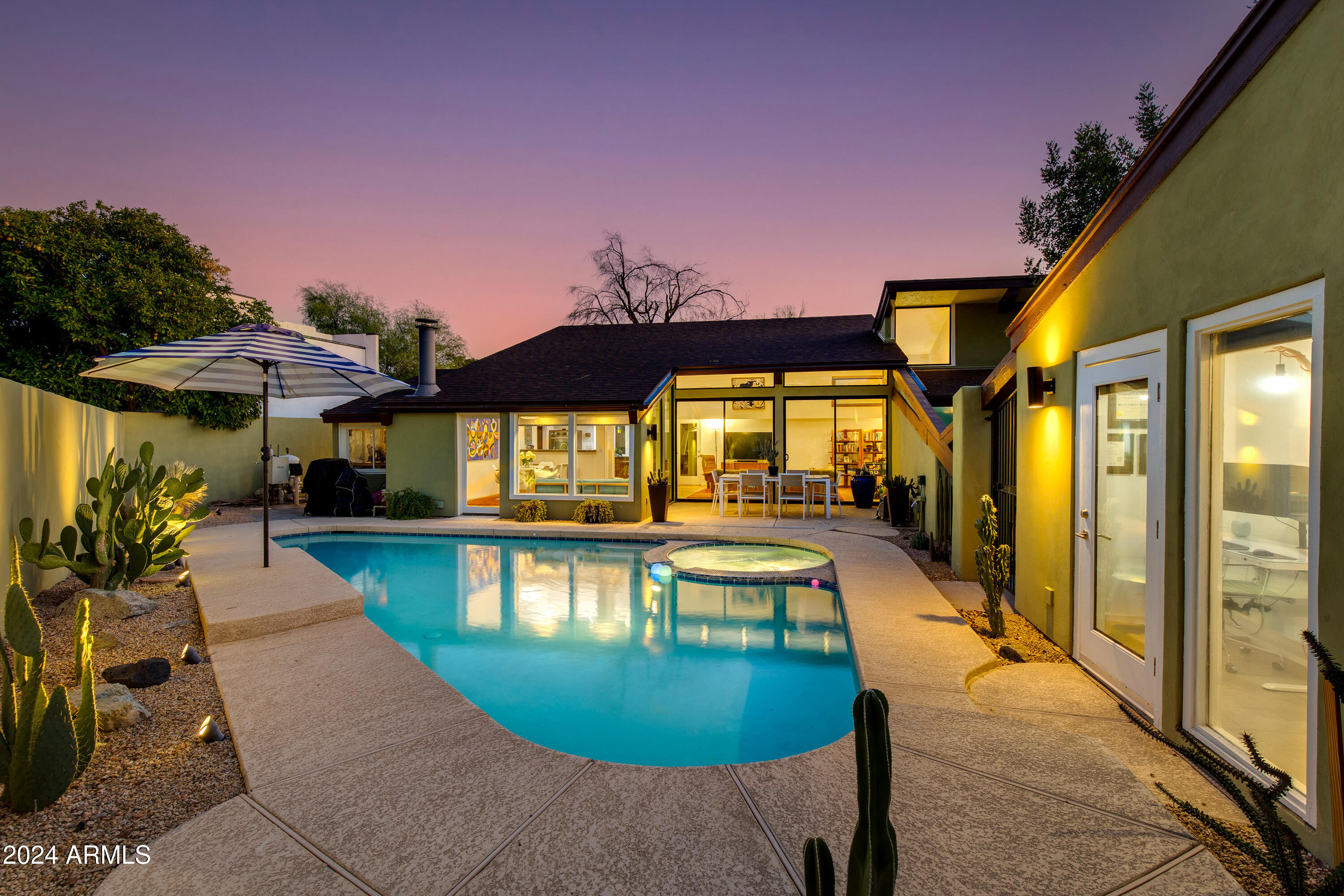 3219 E MINNEZONA Circle