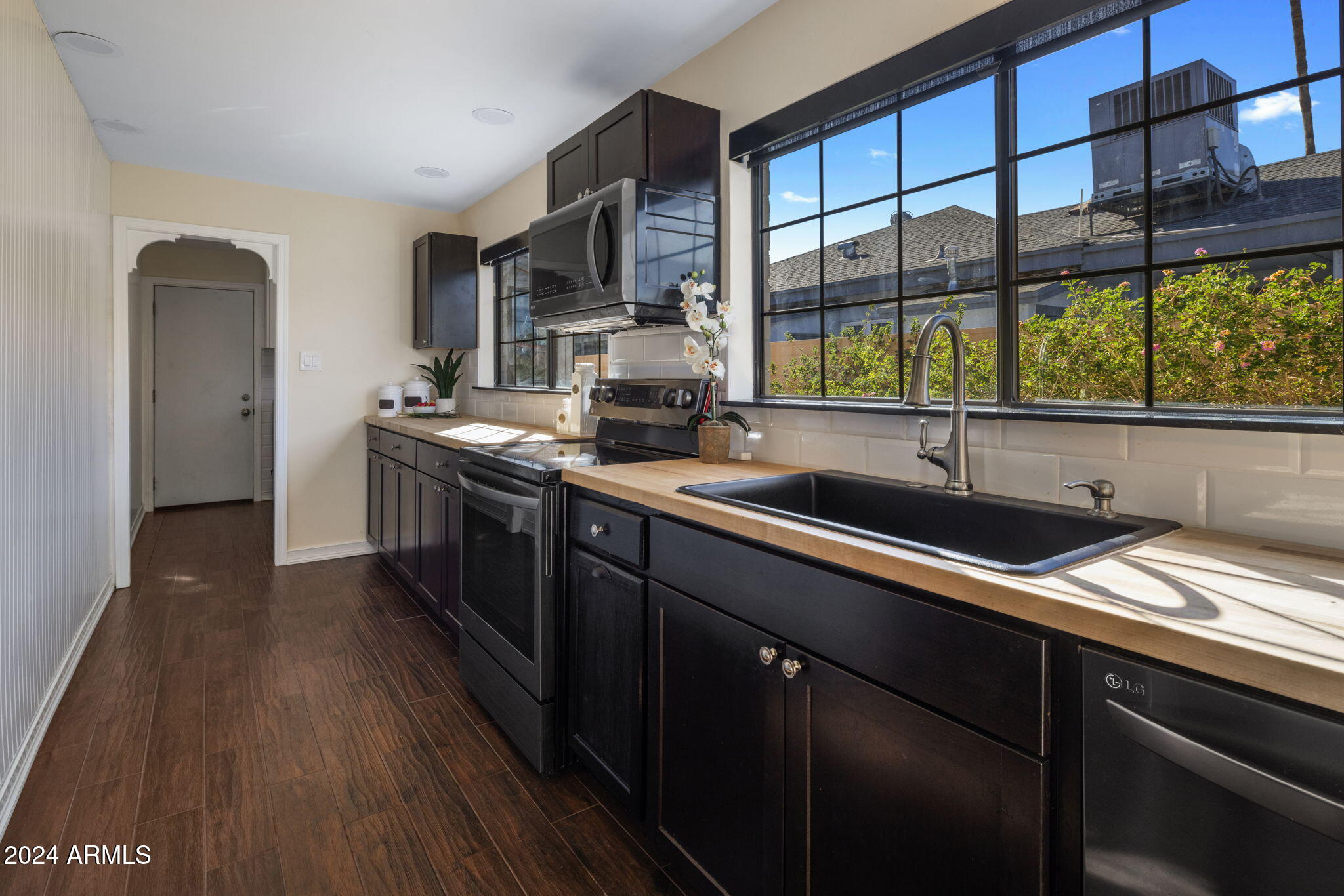 930 W CATALINA Drive