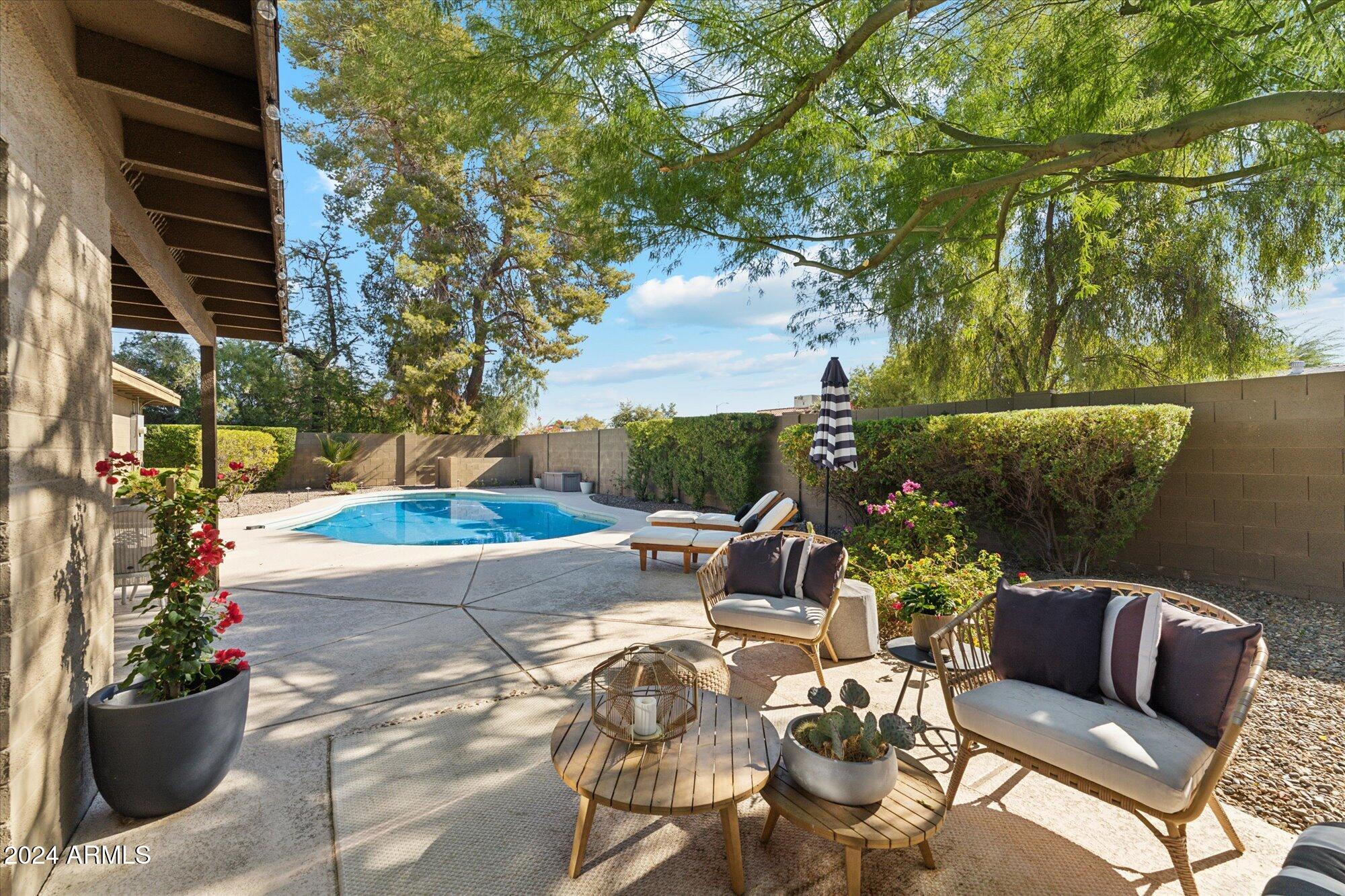 3927 E PARADISE Drive