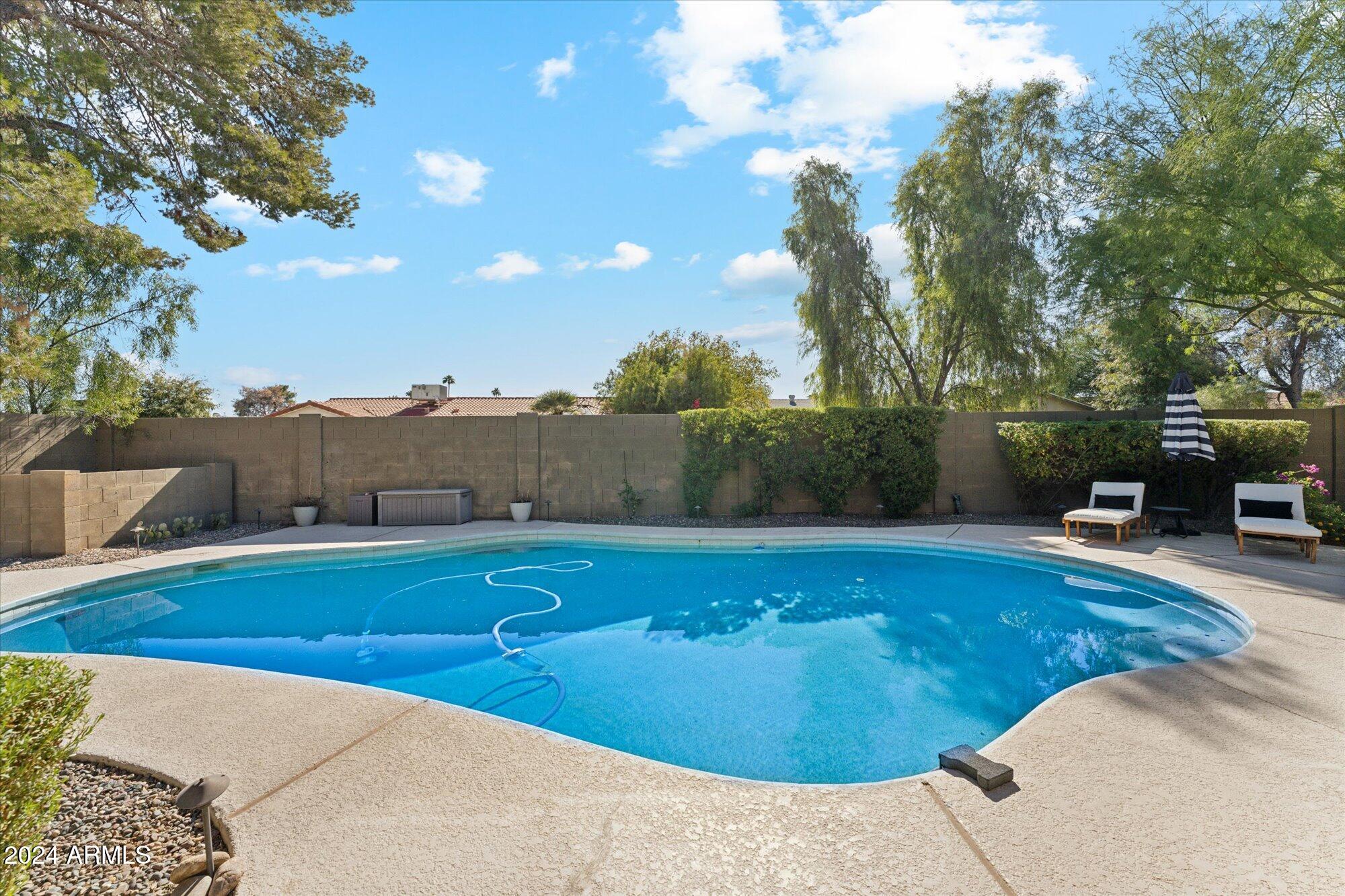 3927 E PARADISE Drive