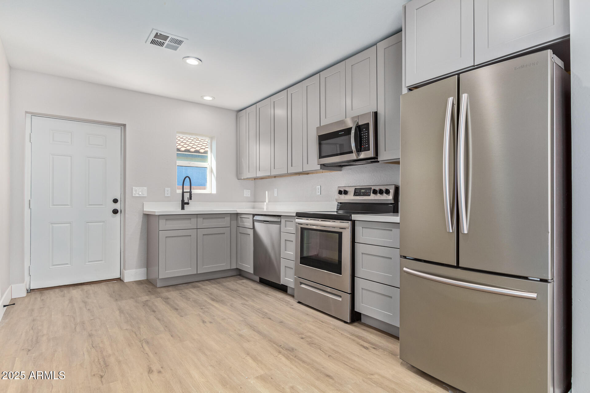 2560 E SOUTHGATE Avenue, 1