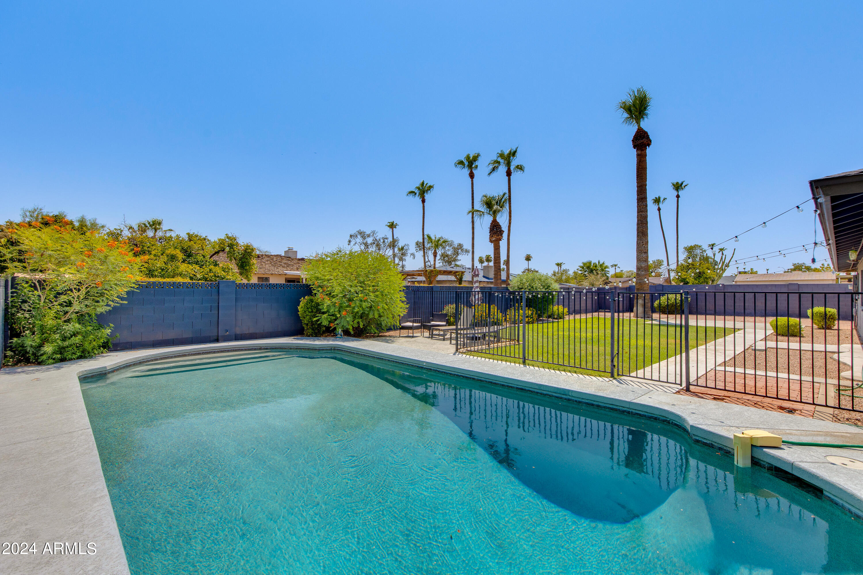 2011 E LA JOLLA Drive