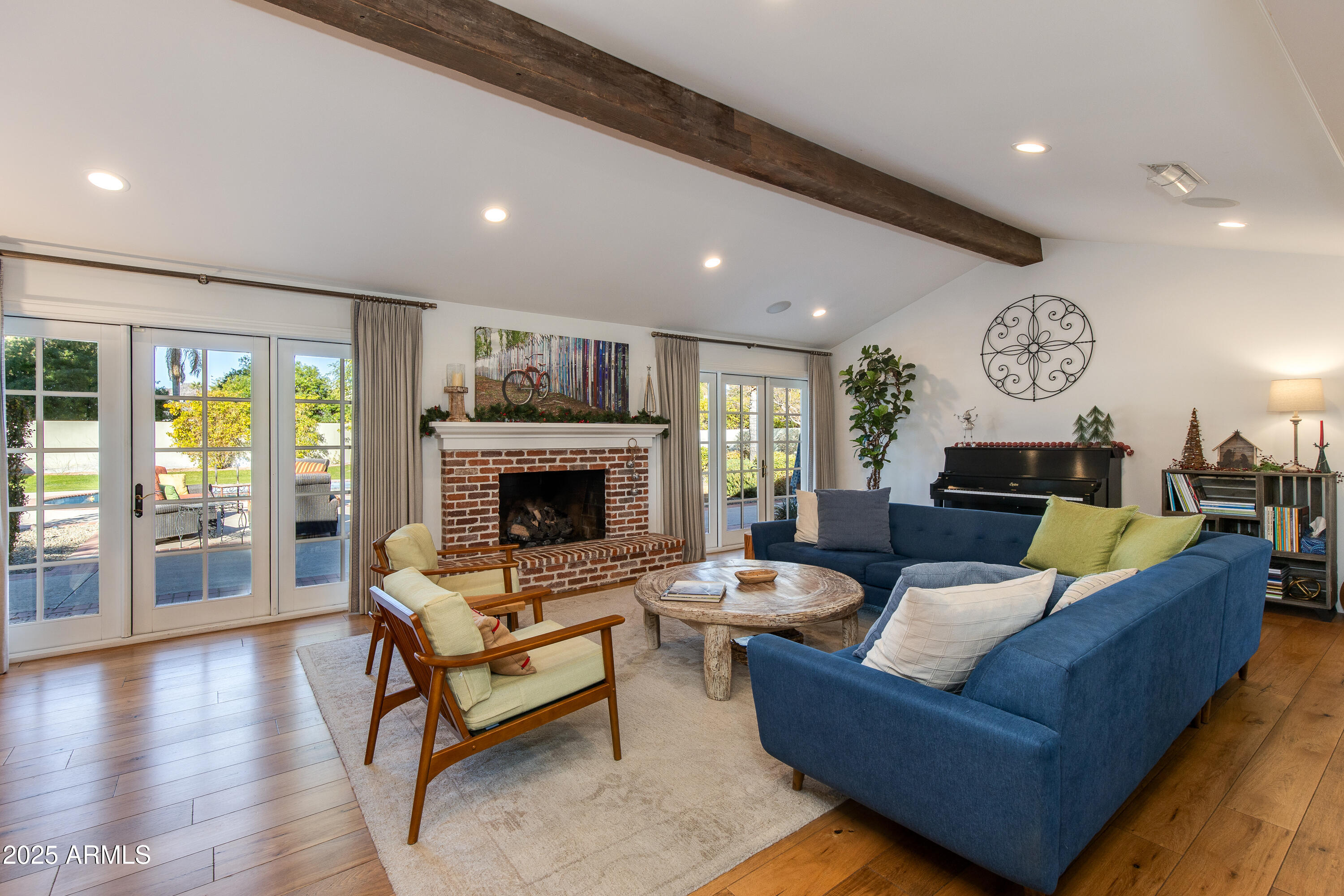 3734 E PIERSON Street