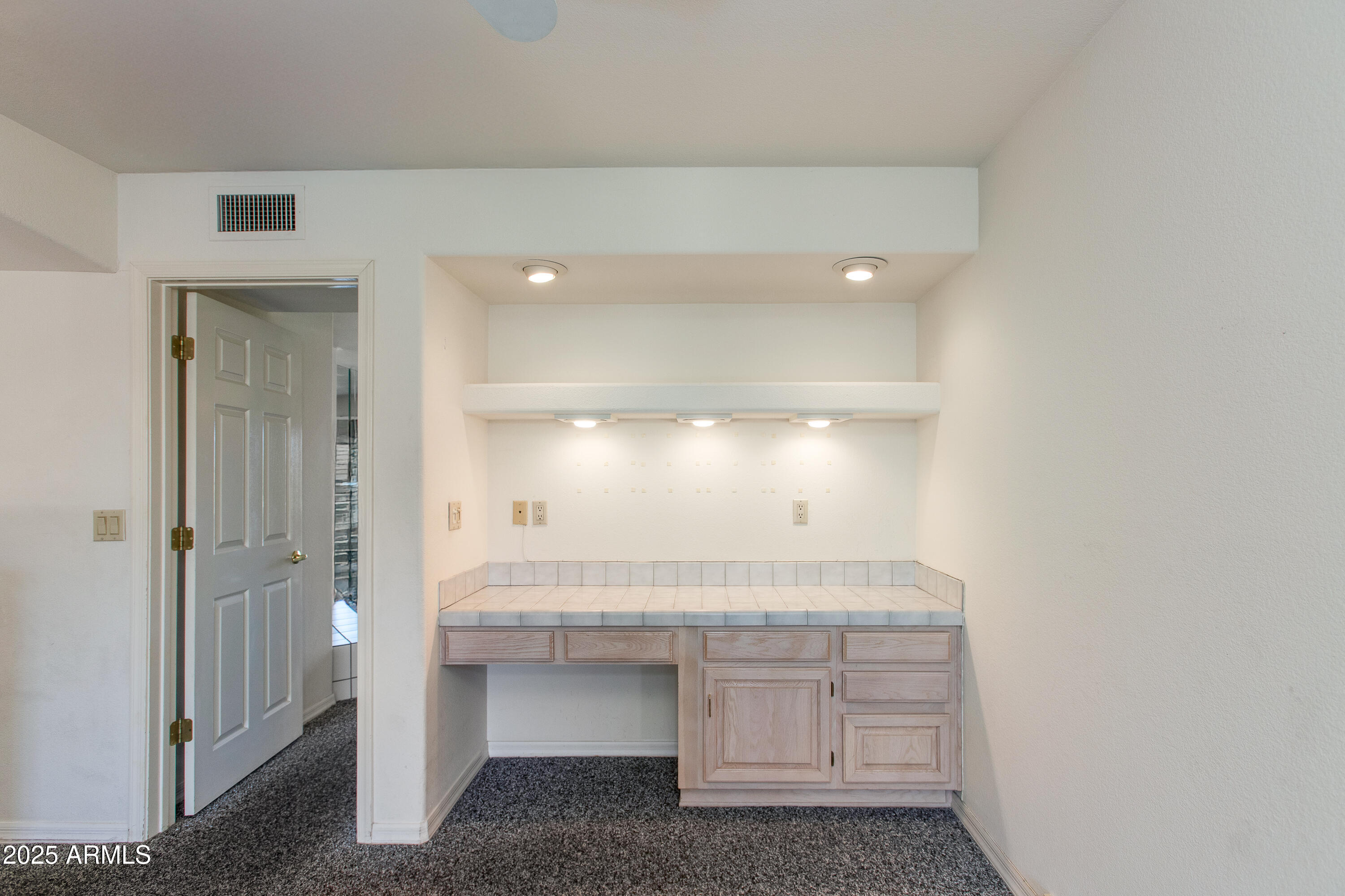 2212 E Cinnabar Avenue