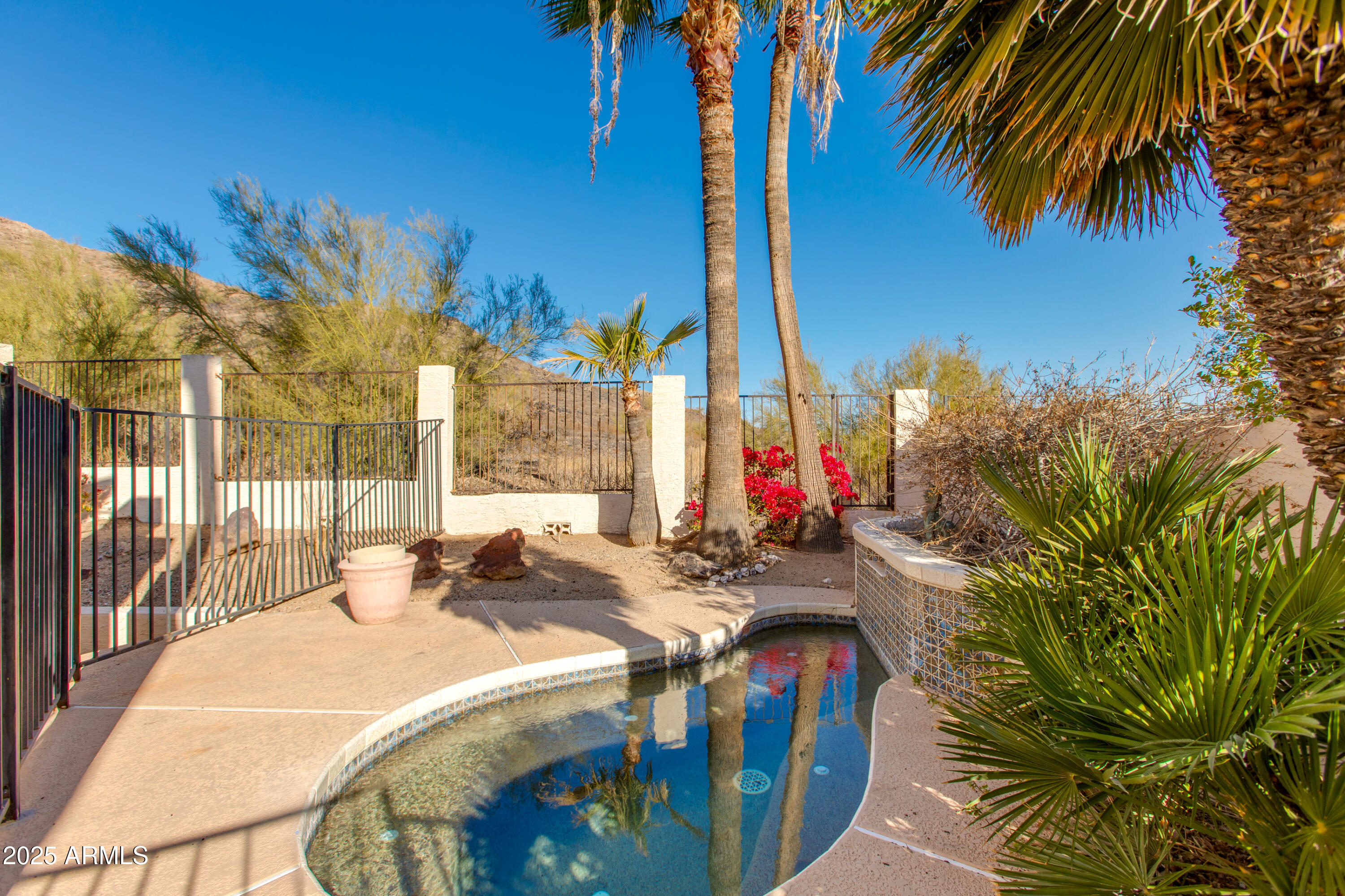 2212 E Cinnabar Avenue