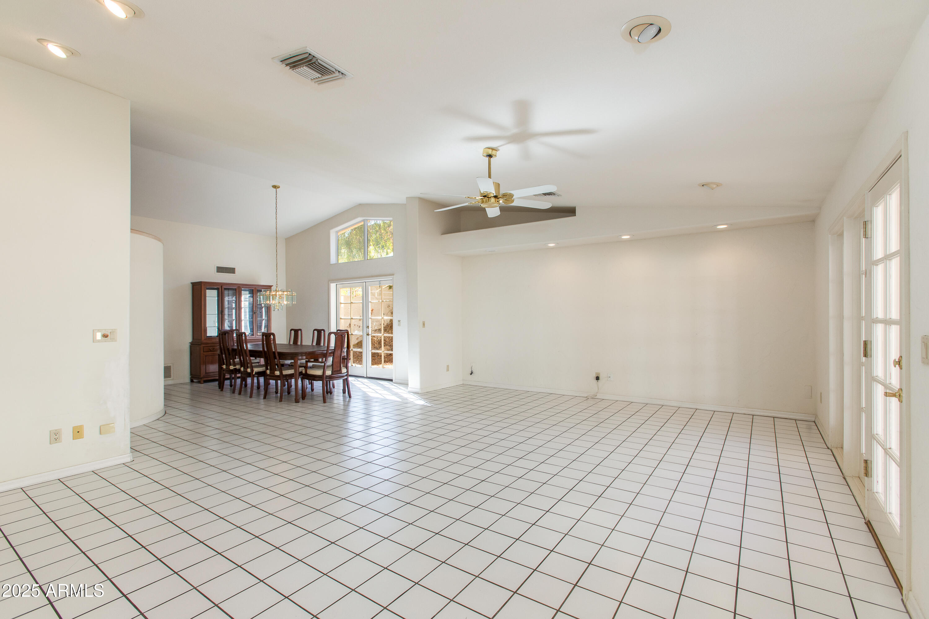 2212 E Cinnabar Avenue