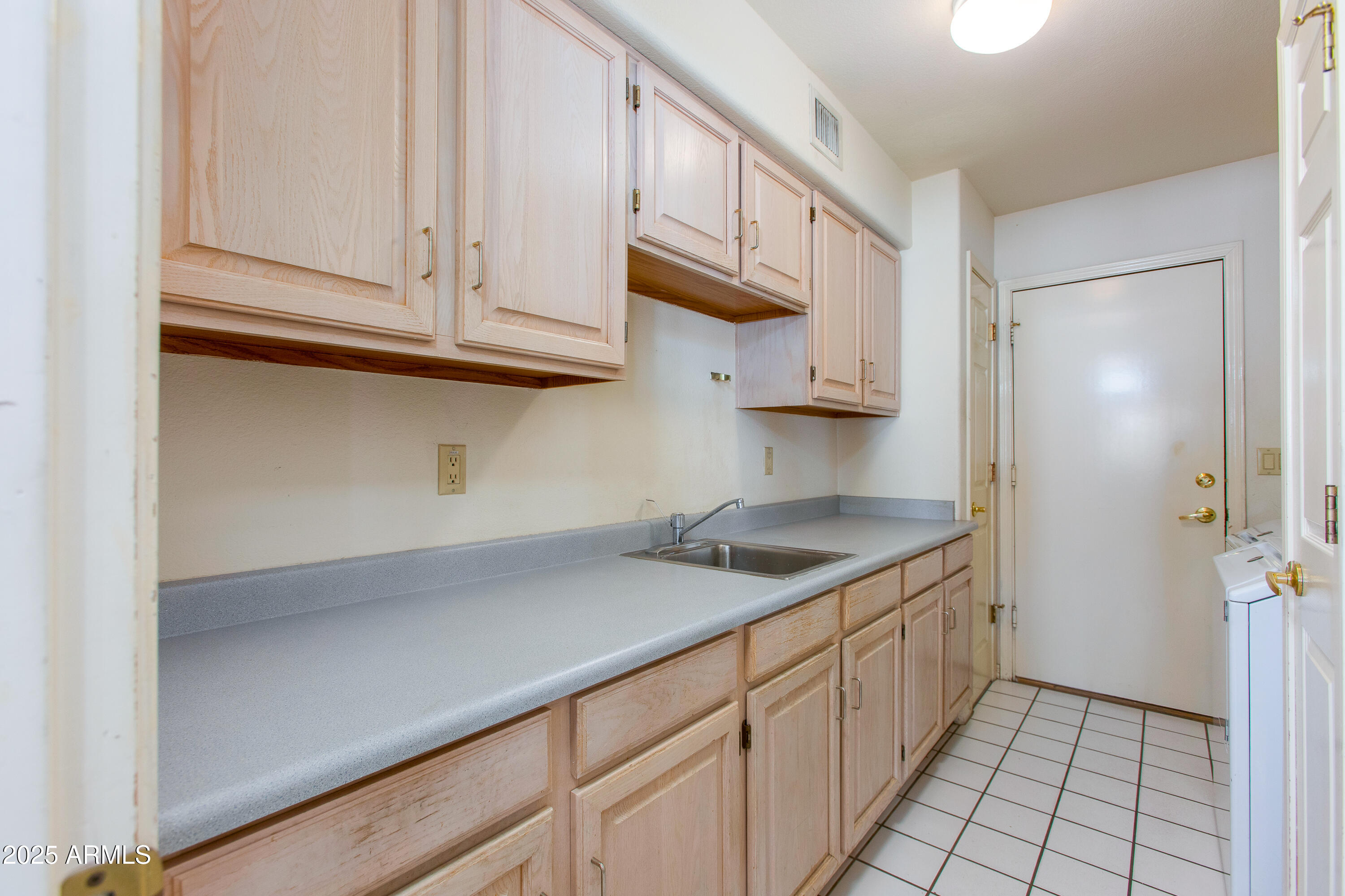 2212 E Cinnabar Avenue