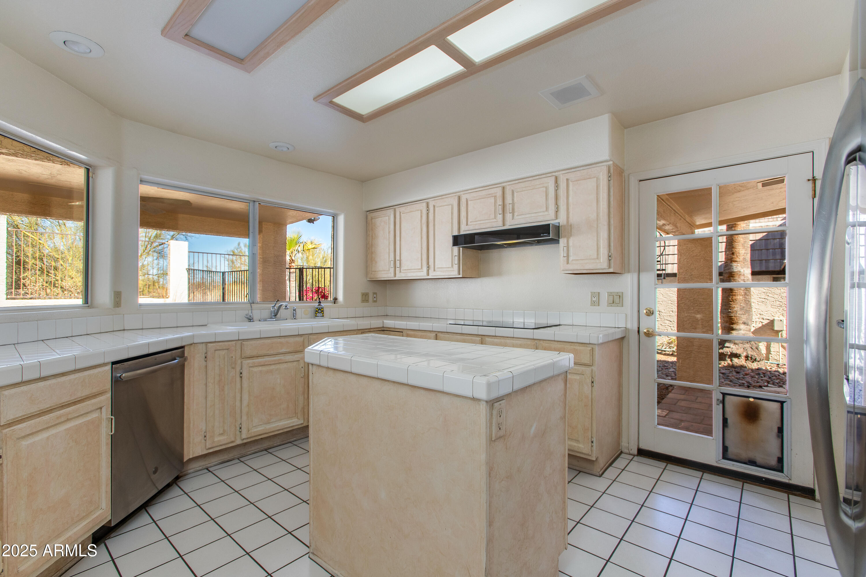 2212 E Cinnabar Avenue