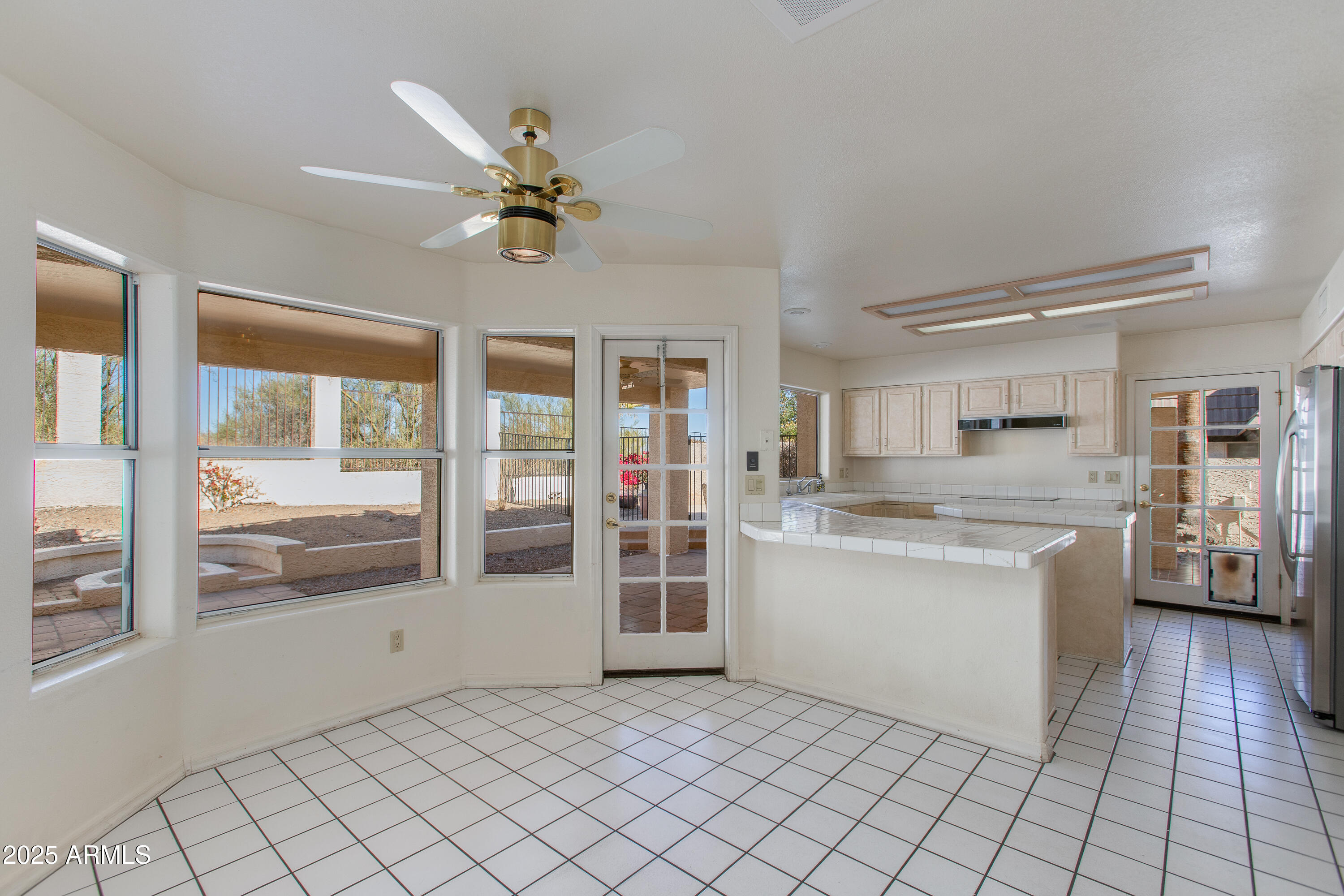 2212 E Cinnabar Avenue