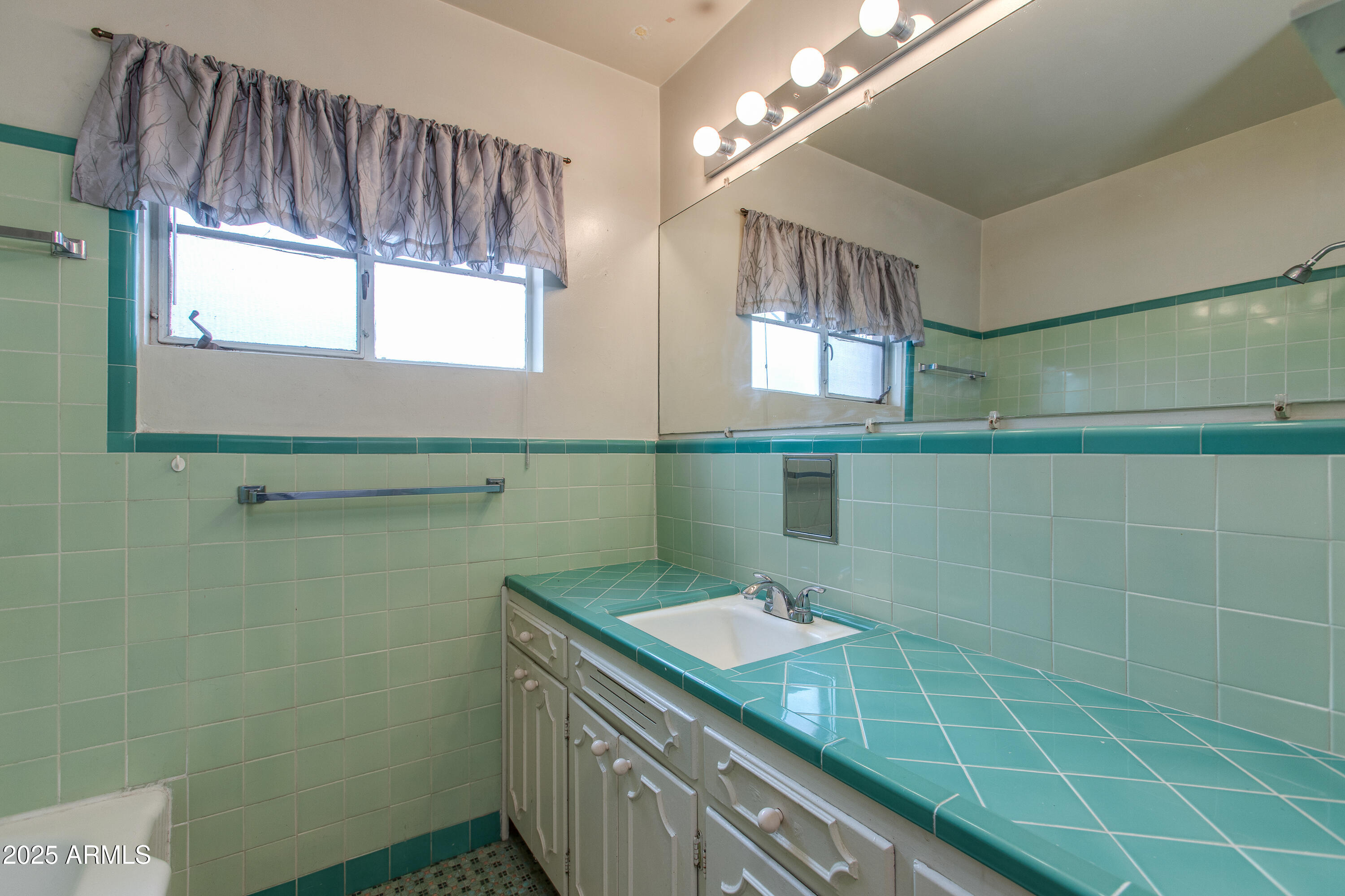 3809 E HIGHLAND Avenue