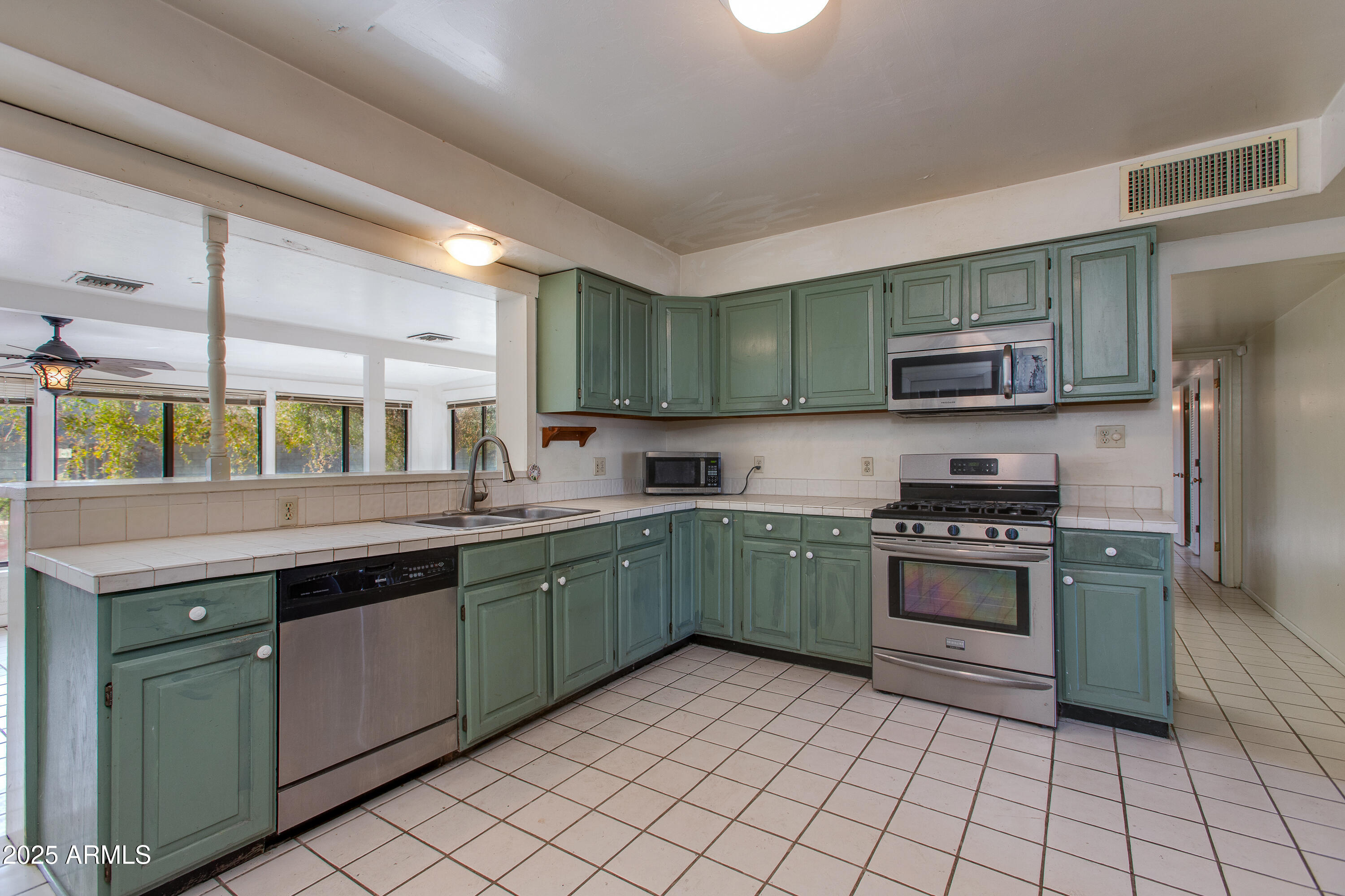 3809 E HIGHLAND Avenue