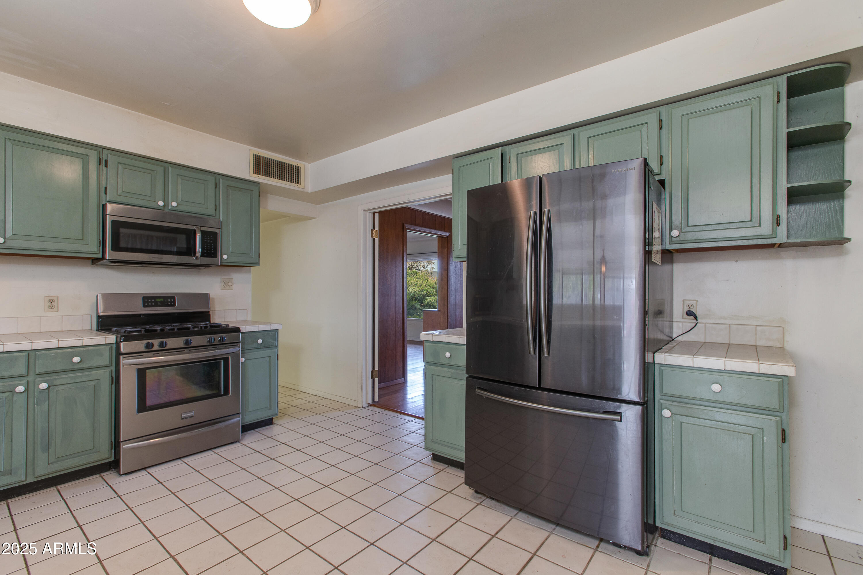 3809 E HIGHLAND Avenue