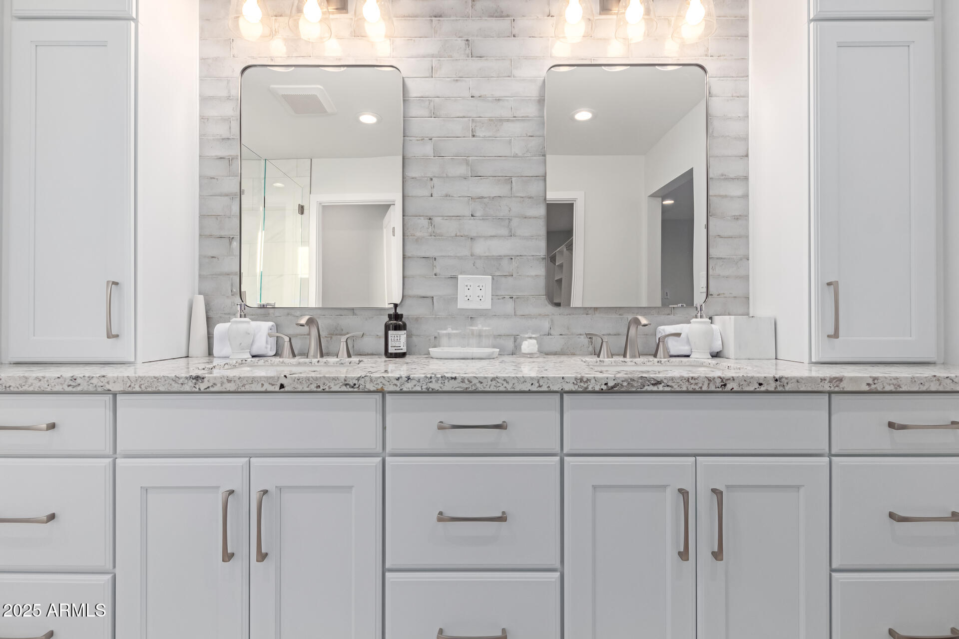 5112 E VOLTAIRE Avenue