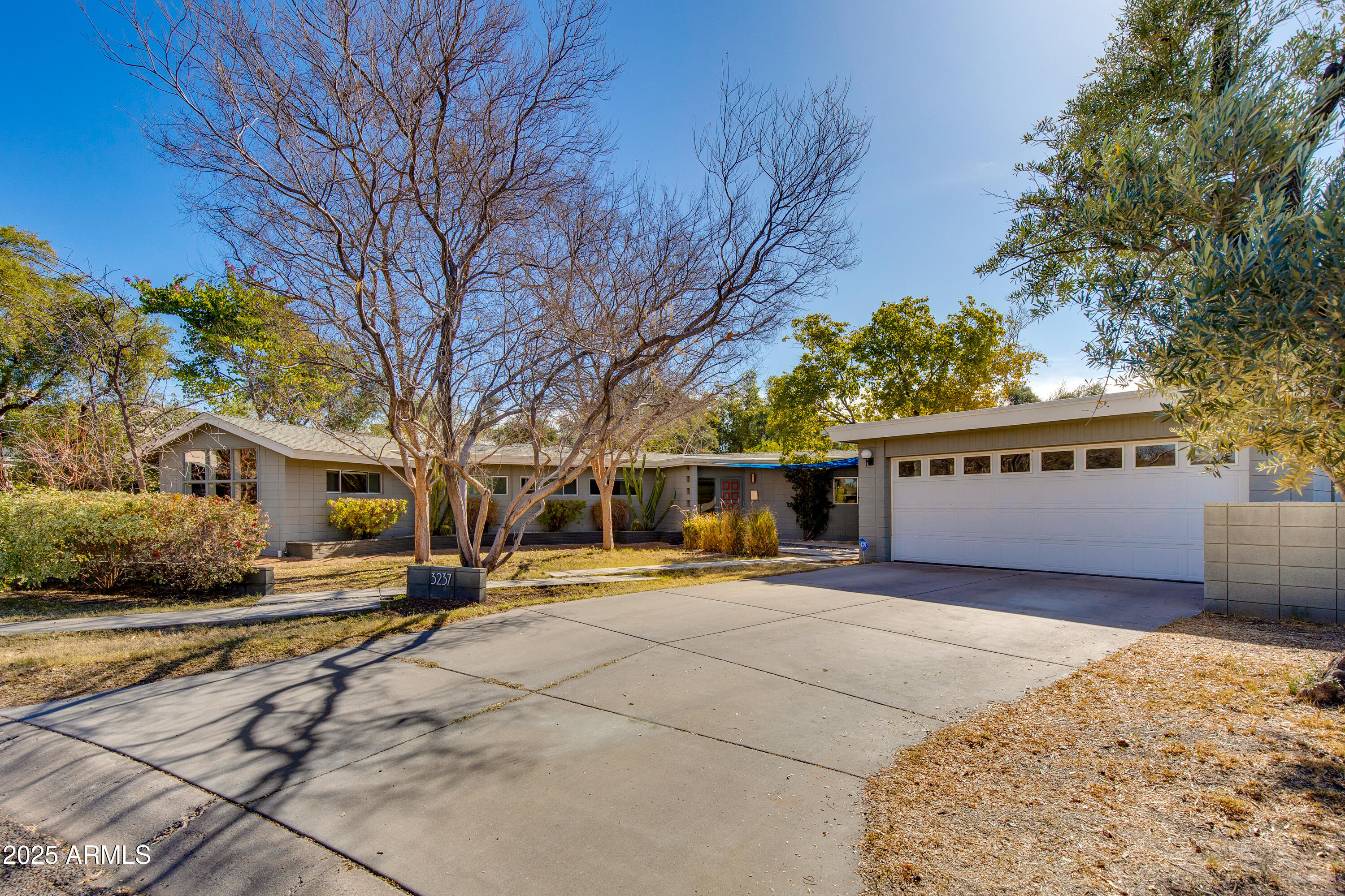 3237 E MEADOWBROOK Avenue