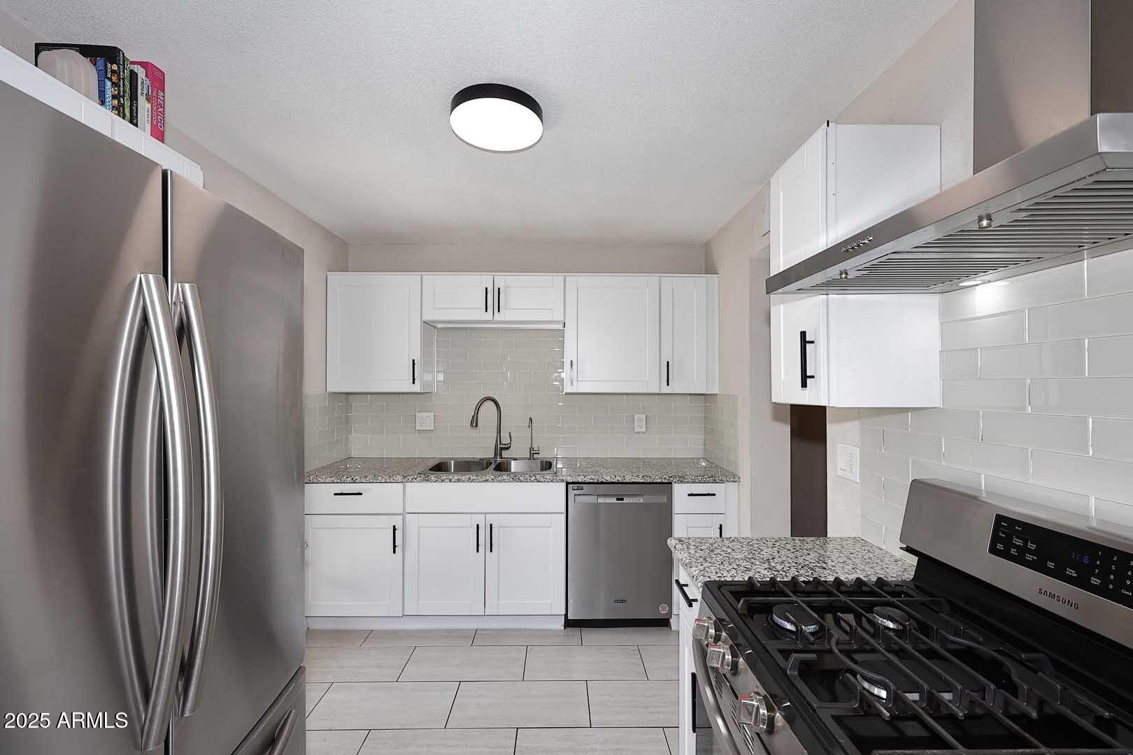 1515 E SUNNYSLOPE Lane