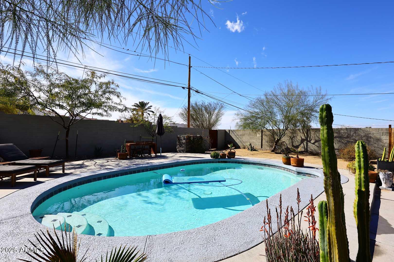 1515 E SUNNYSLOPE Lane