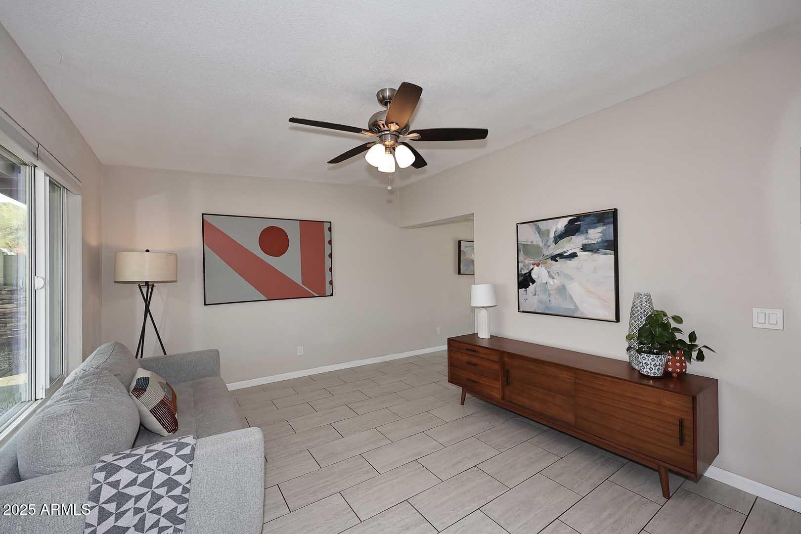 1515 E SUNNYSLOPE Lane