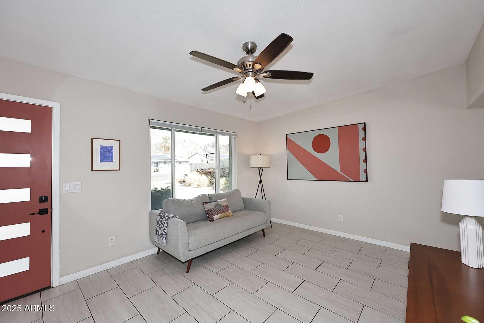 1515 E SUNNYSLOPE Lane