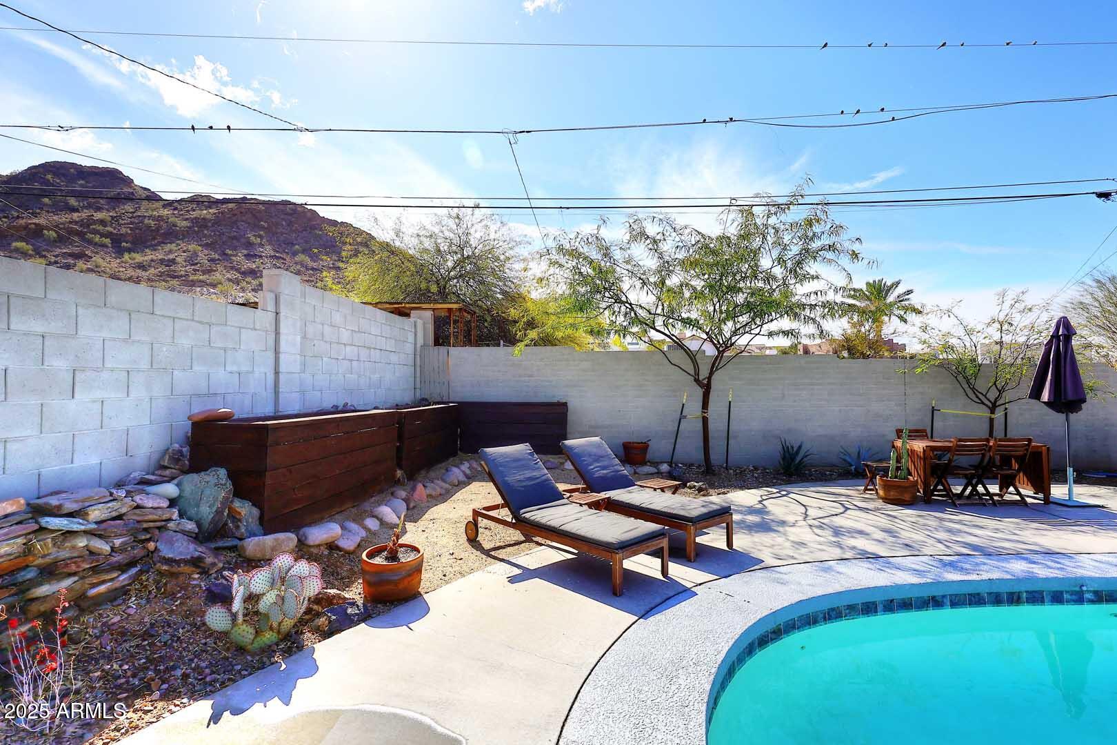 1515 E SUNNYSLOPE Lane