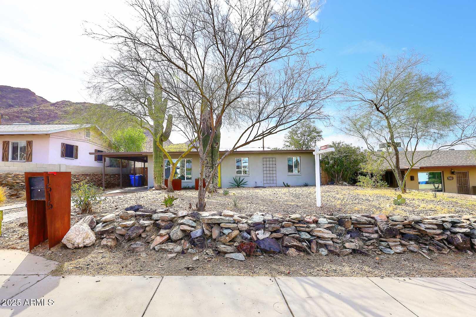 1515 E SUNNYSLOPE Lane