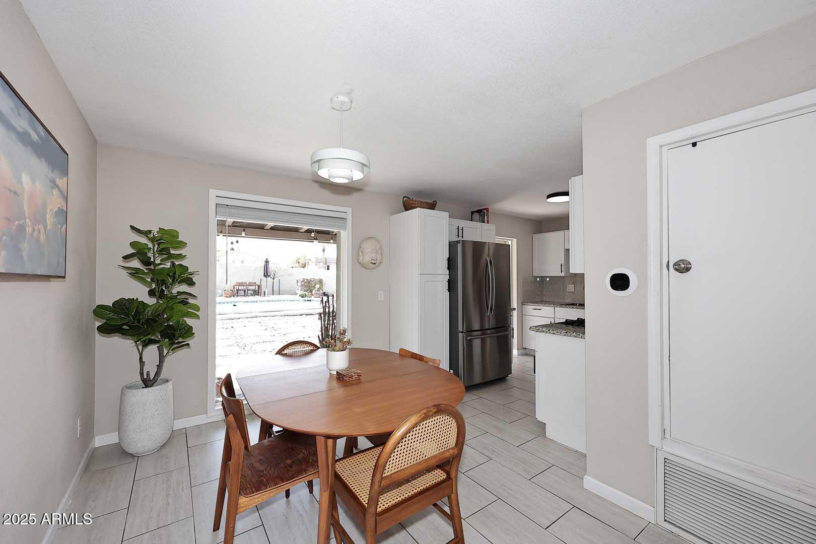 1515 E SUNNYSLOPE Lane