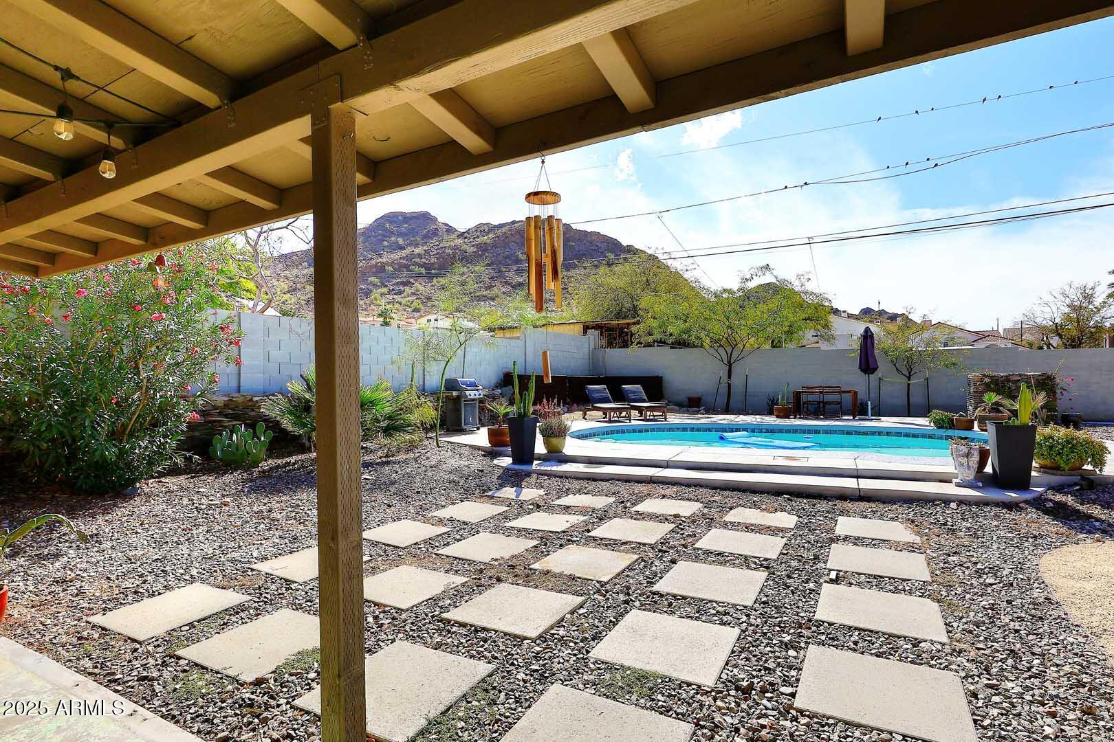 1515 E SUNNYSLOPE Lane