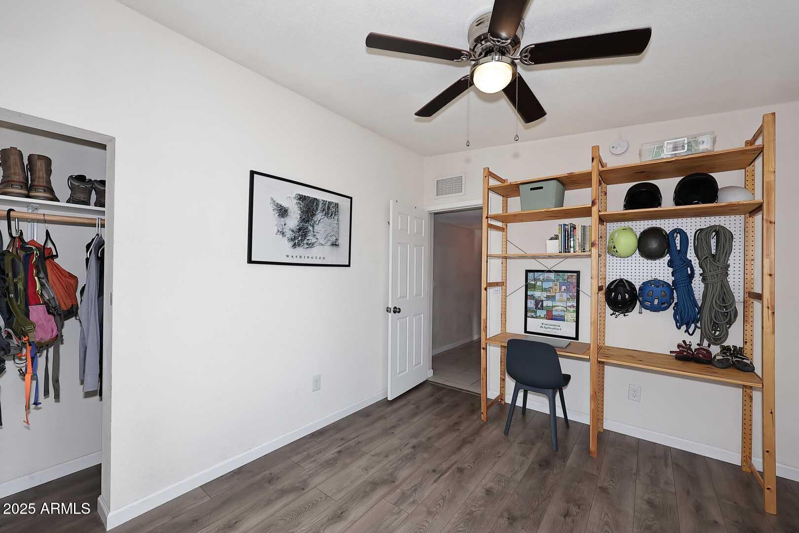 1515 E SUNNYSLOPE Lane