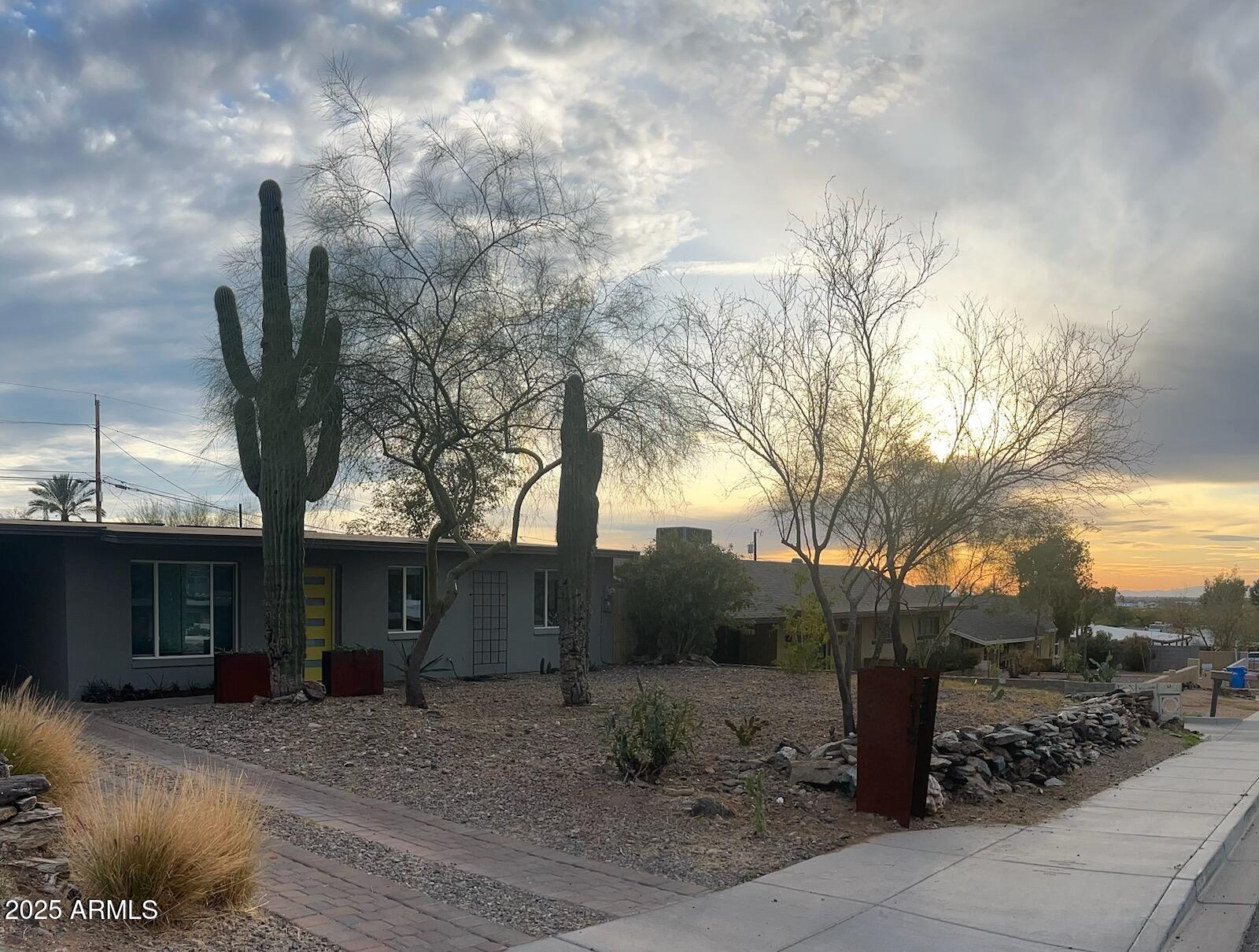 1515 E SUNNYSLOPE Lane