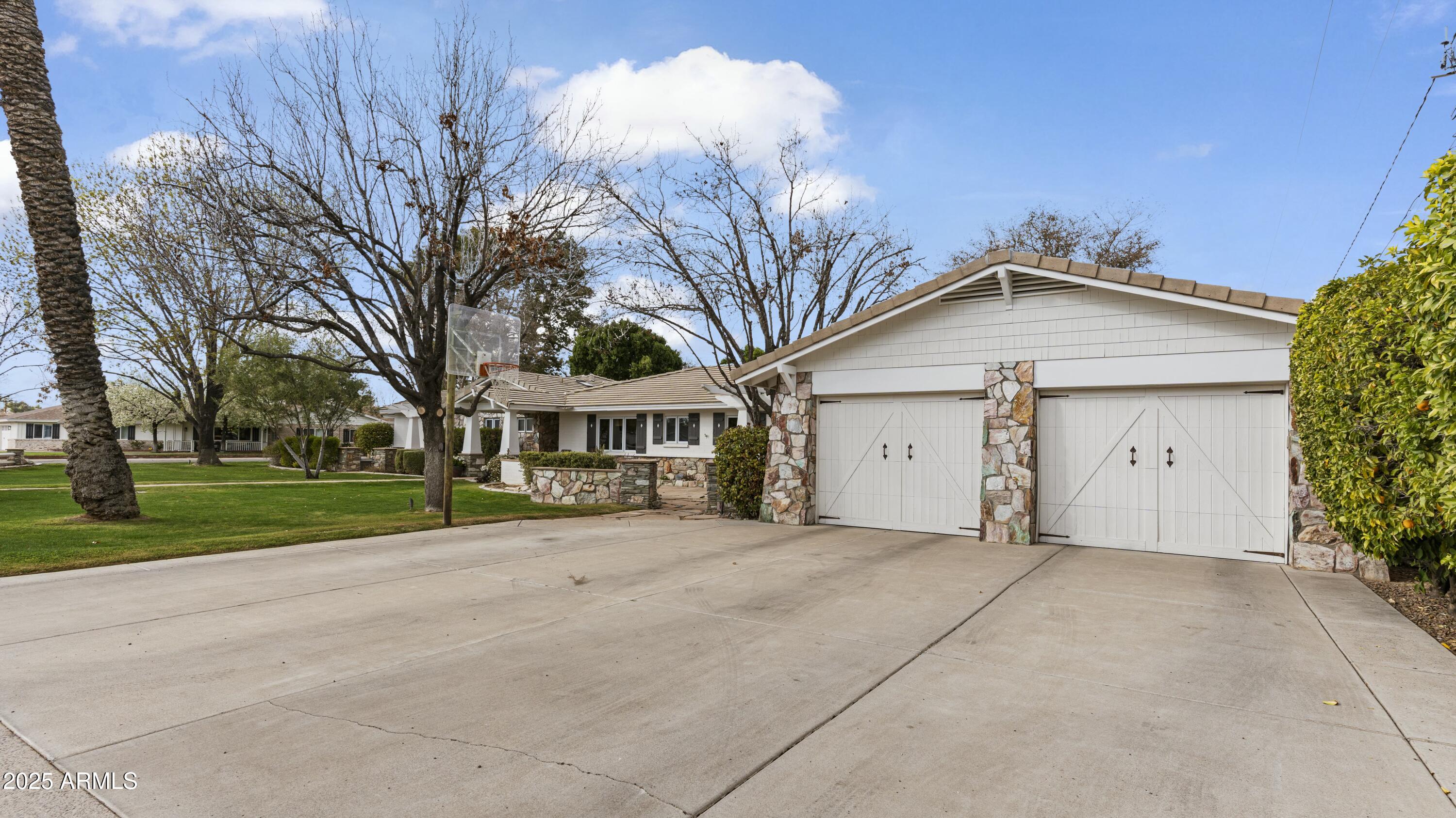 1018 W KALER Drive