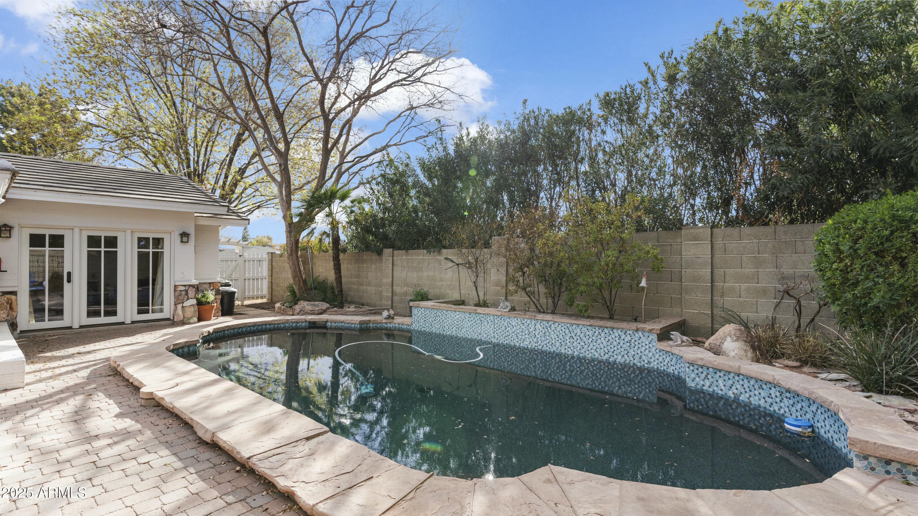 1018 W KALER Drive