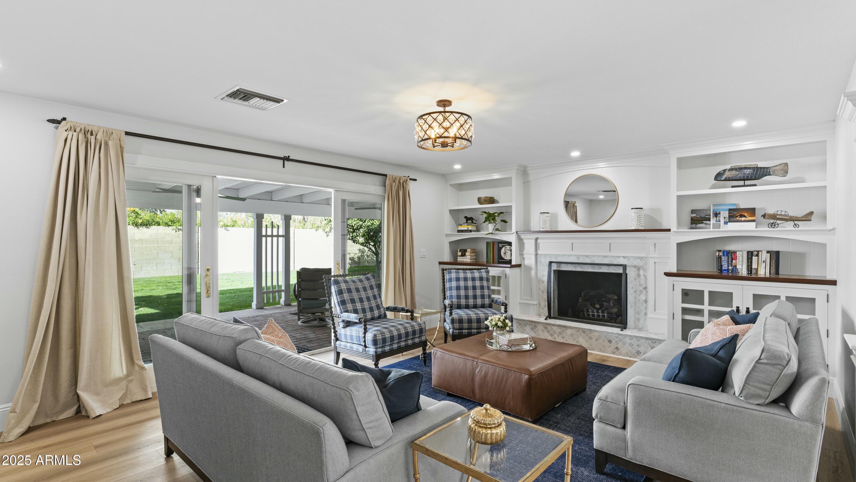 1018 W KALER Drive
