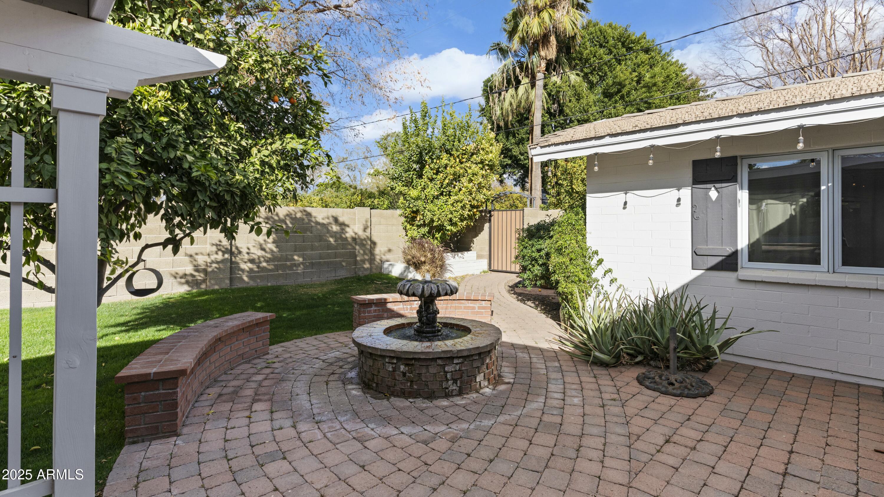 1018 W KALER Drive