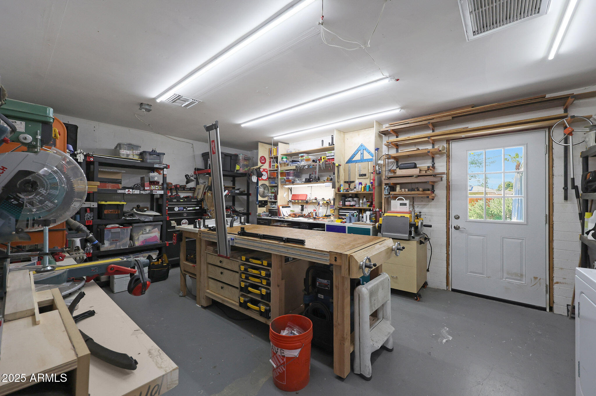 10204 W MISSION Lane