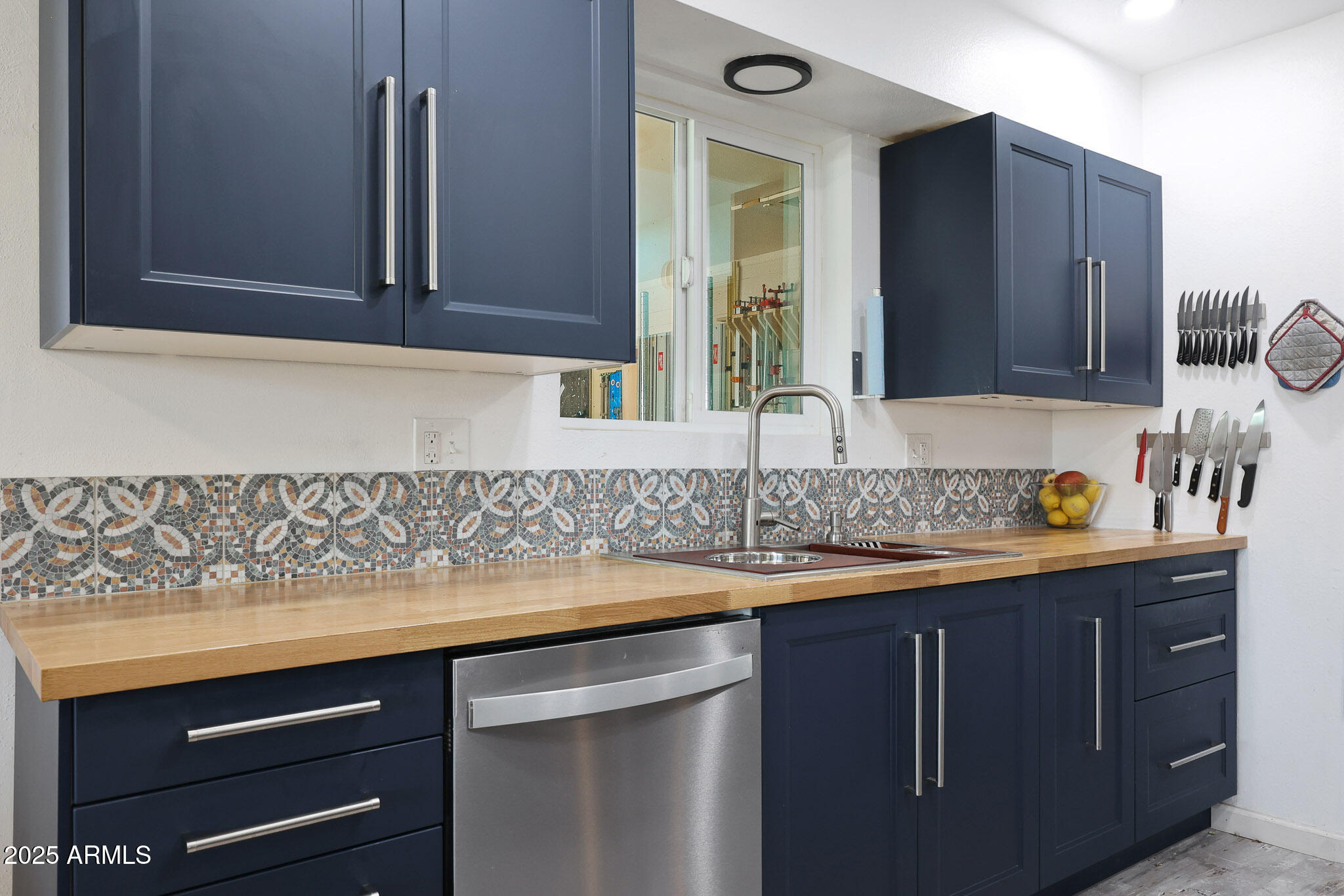 10204 W MISSION Lane